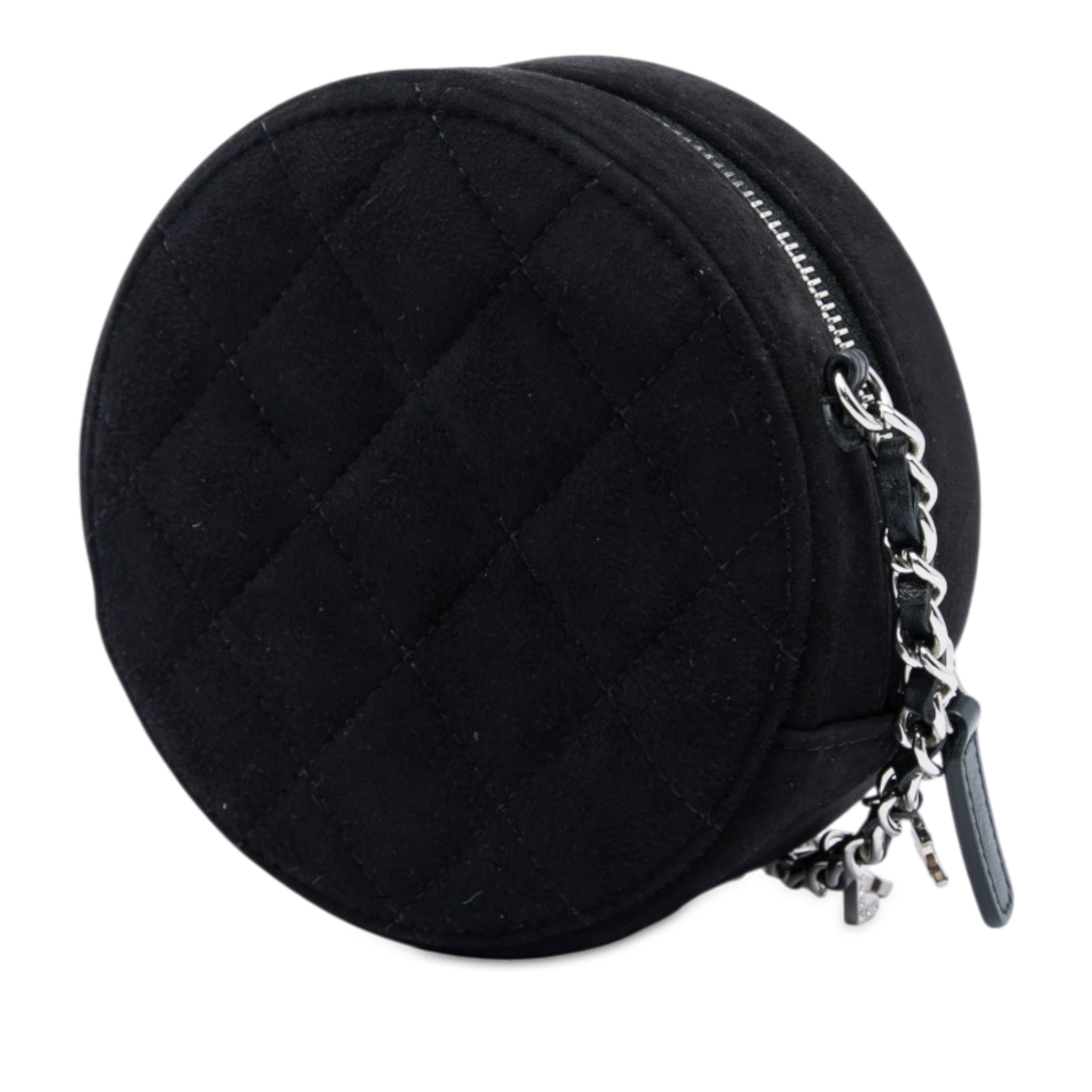 Chanel Quilted Suede Cocostellar Round Clutch With Chain, från Luxclusif, i färgen svart. Klicka för att öppna bilden i stort format
