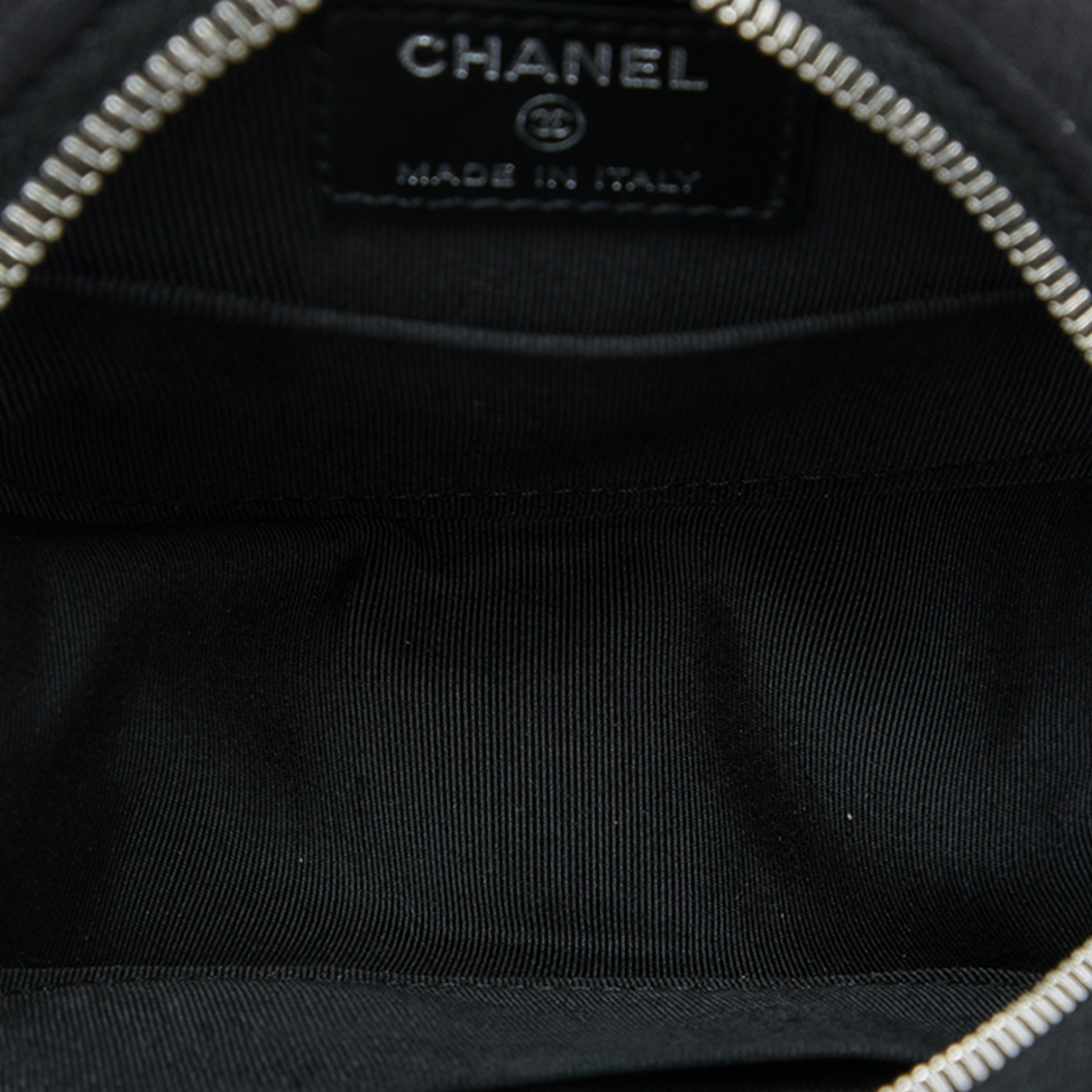 Chanel Quilted Suede Cocostellar Round Clutch With Chain, från Luxclusif, i färgen svart. Klicka för att öppna bilden i stort format
