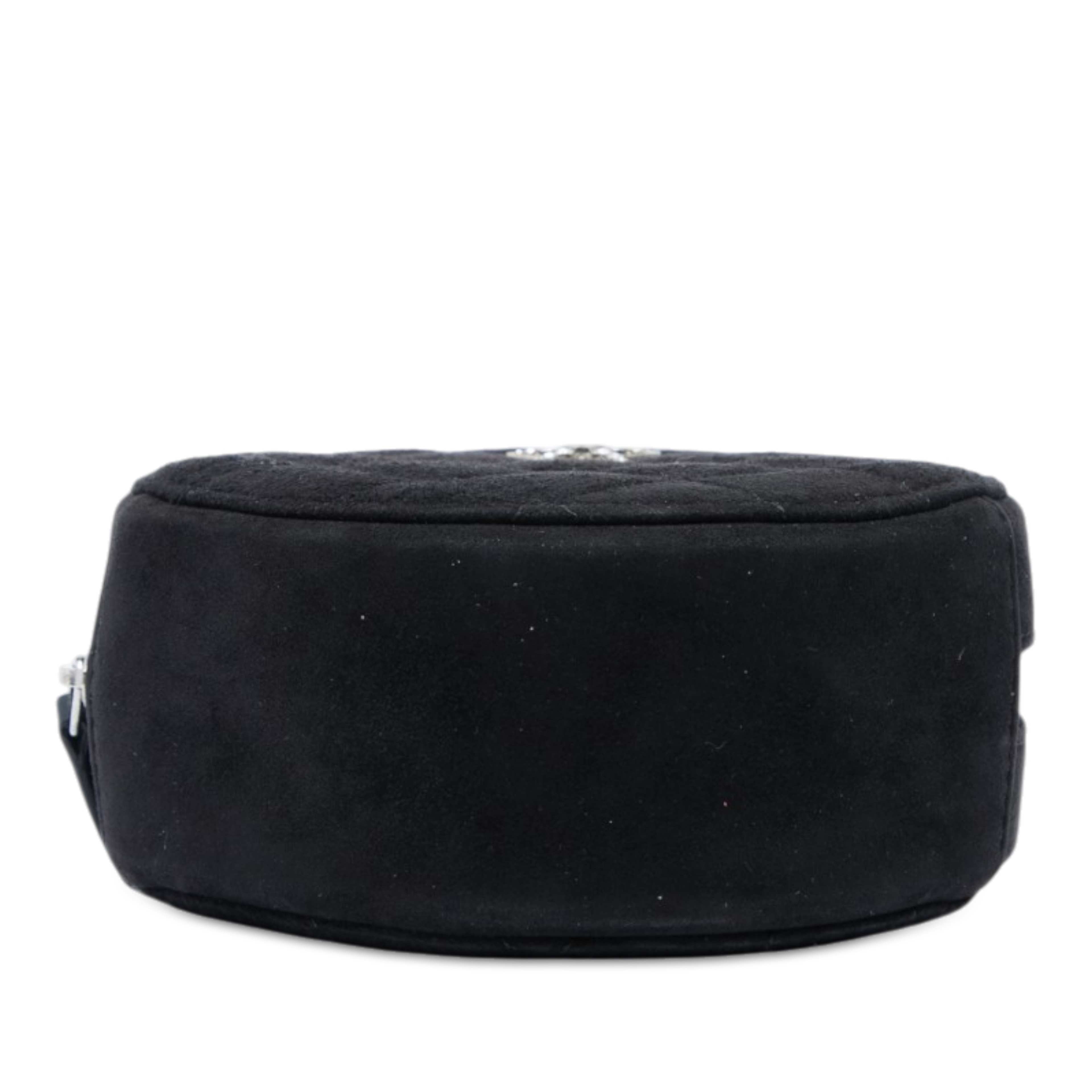 Chanel Quilted Suede Cocostellar Round Clutch With Chain, från Luxclusif, i färgen svart. Klicka för att öppna bilden i stort format