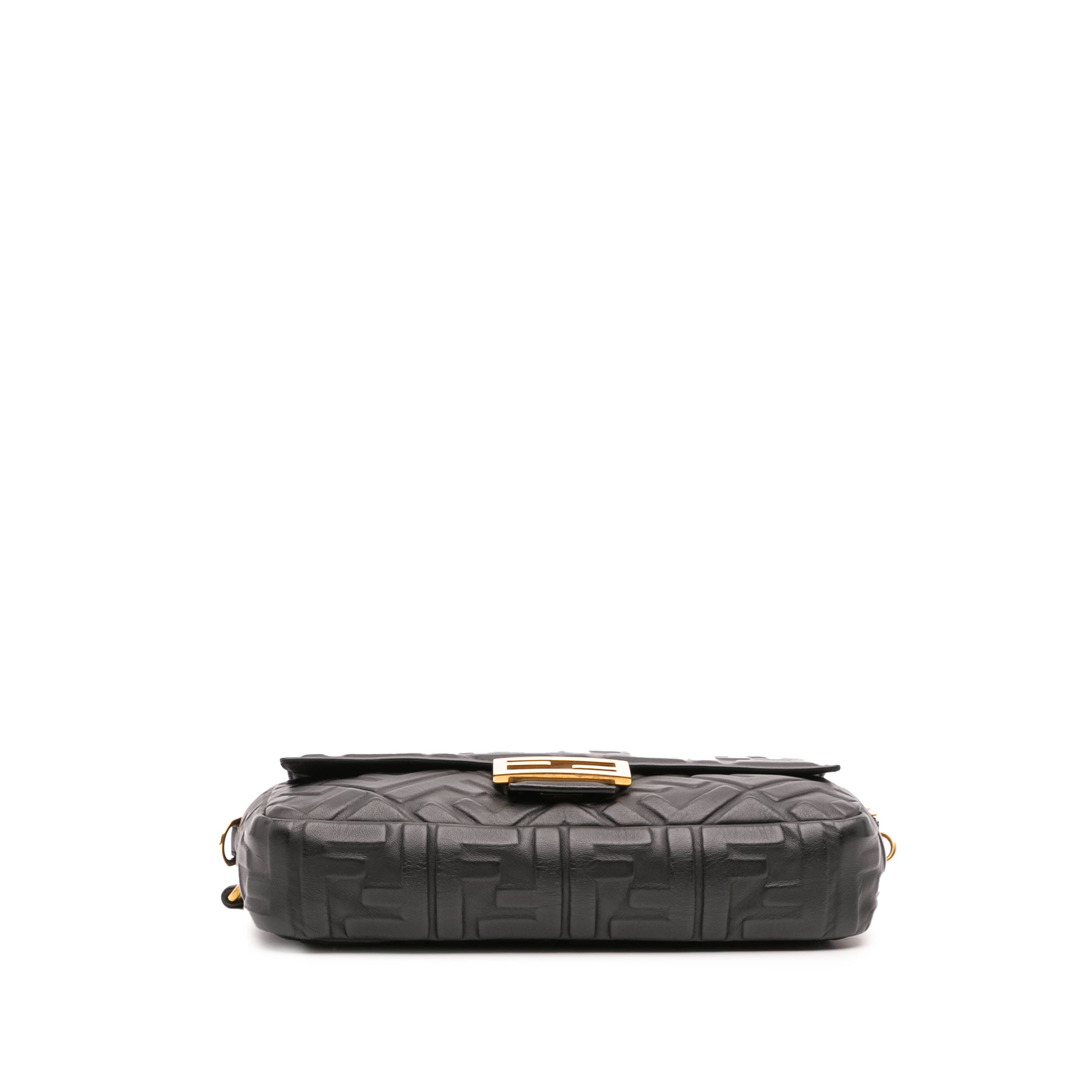 Fendi Zucca Embossed Leather Baguette Satchel, från Luxclusif, i färgen black. Klicka för att öppna bilden i stort format