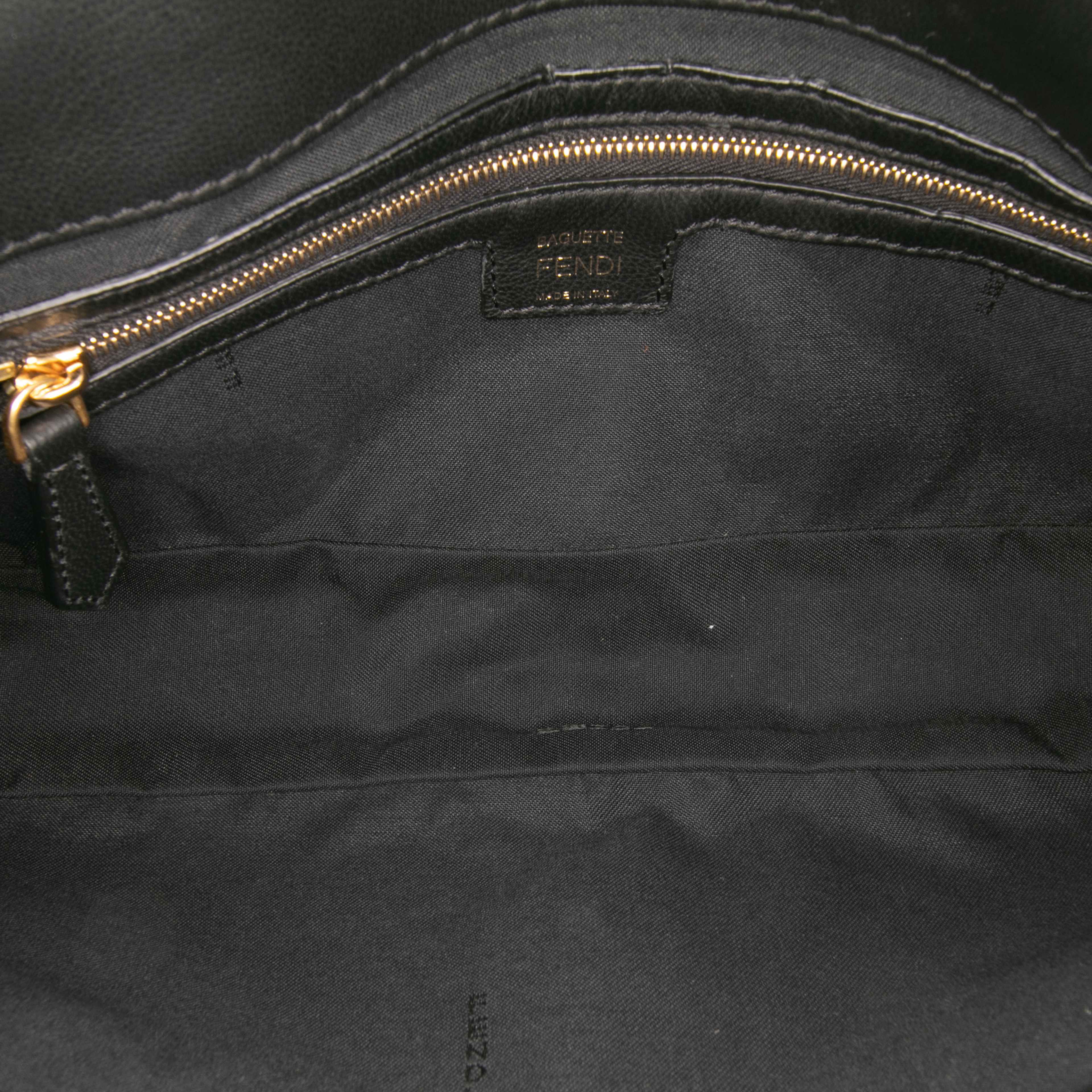Fendi Zucca Embossed Leather Baguette Satchel, från Luxclusif, i färgen black. Klicka för att öppna bilden i stort format