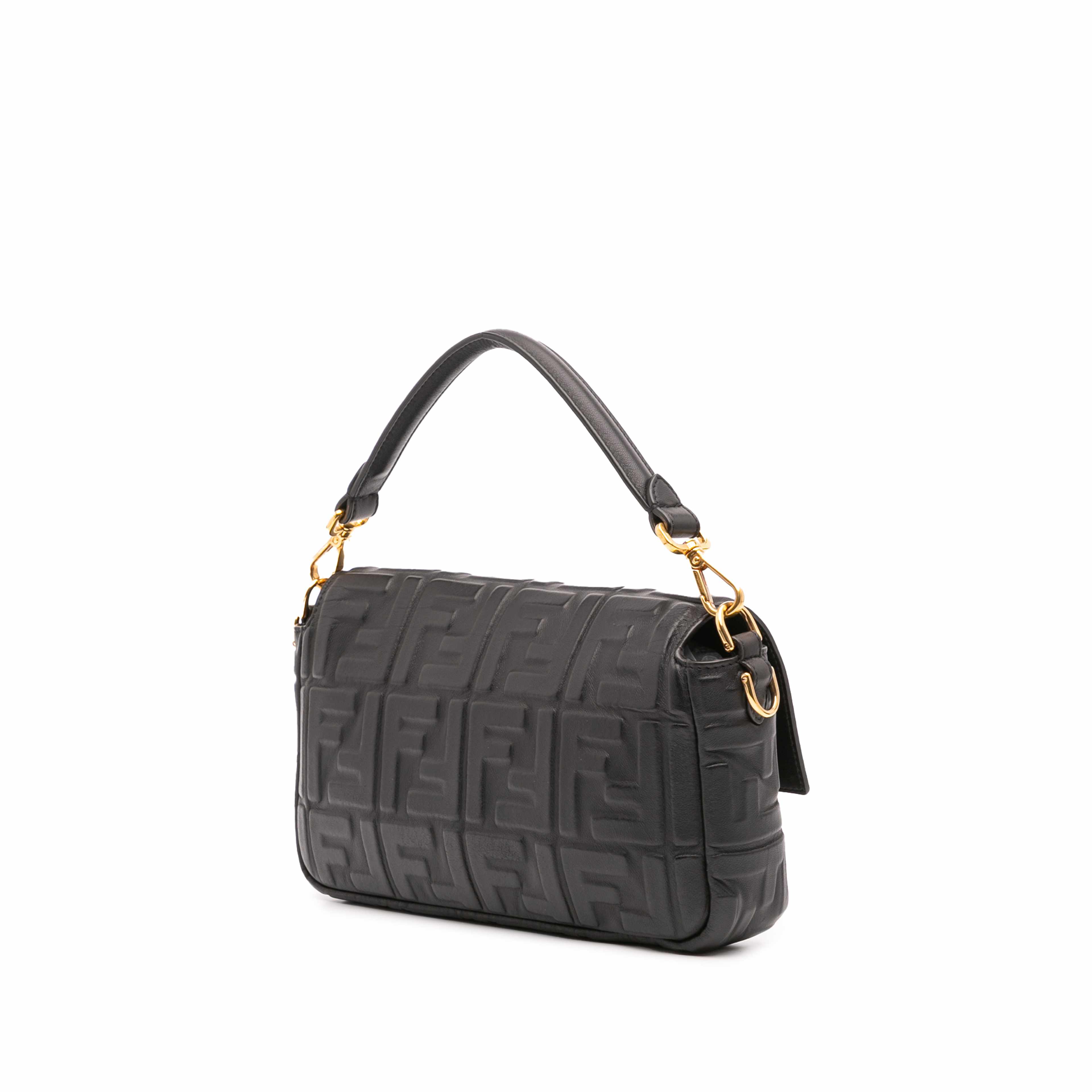 Fendi Zucca Embossed Leather Baguette Satchel, från Luxclusif, i färgen black. Klicka för att öppna bilden i stort format