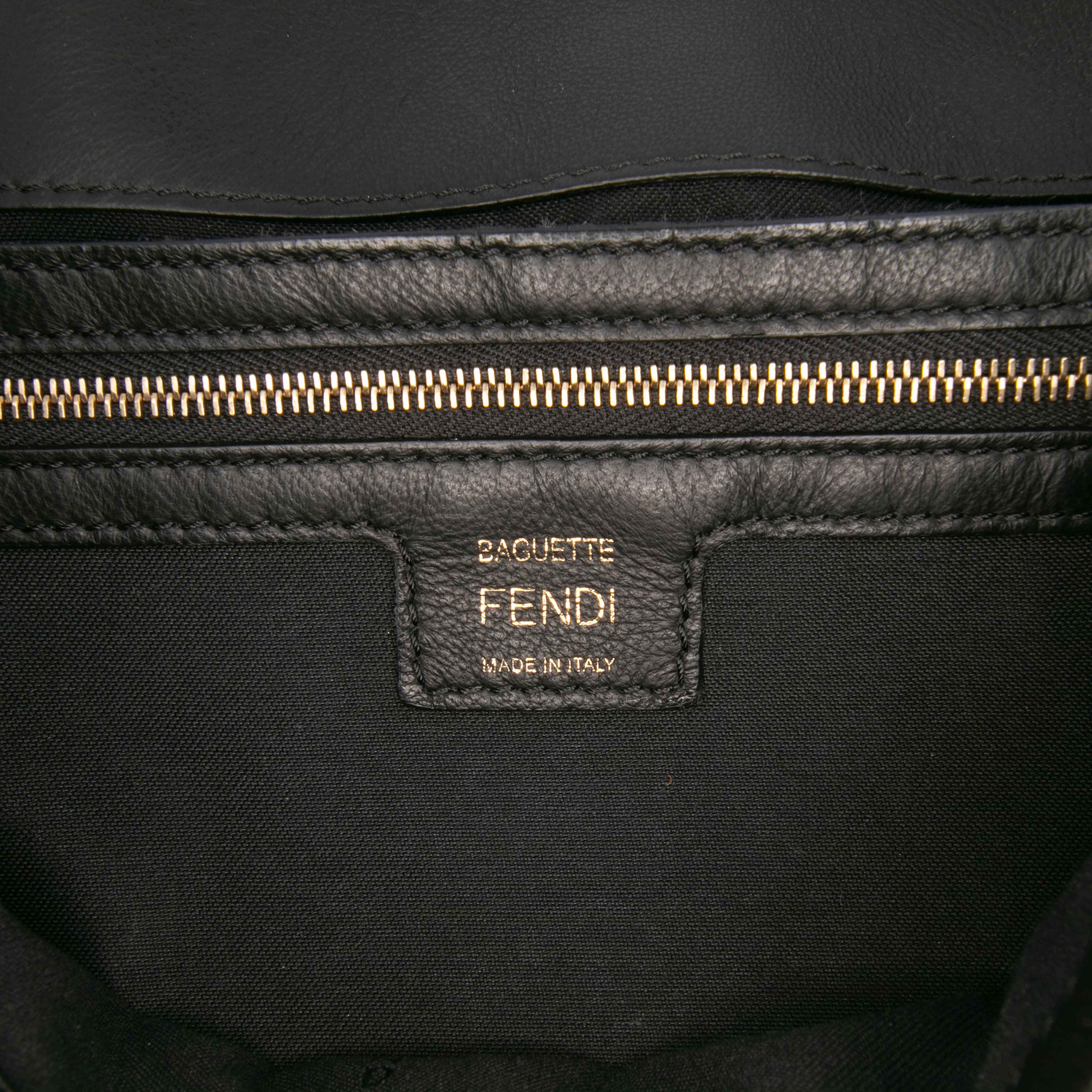 Fendi Zucca Embossed Leather Baguette Satchel, från Luxclusif, i färgen black. Klicka för att öppna bilden i stort format