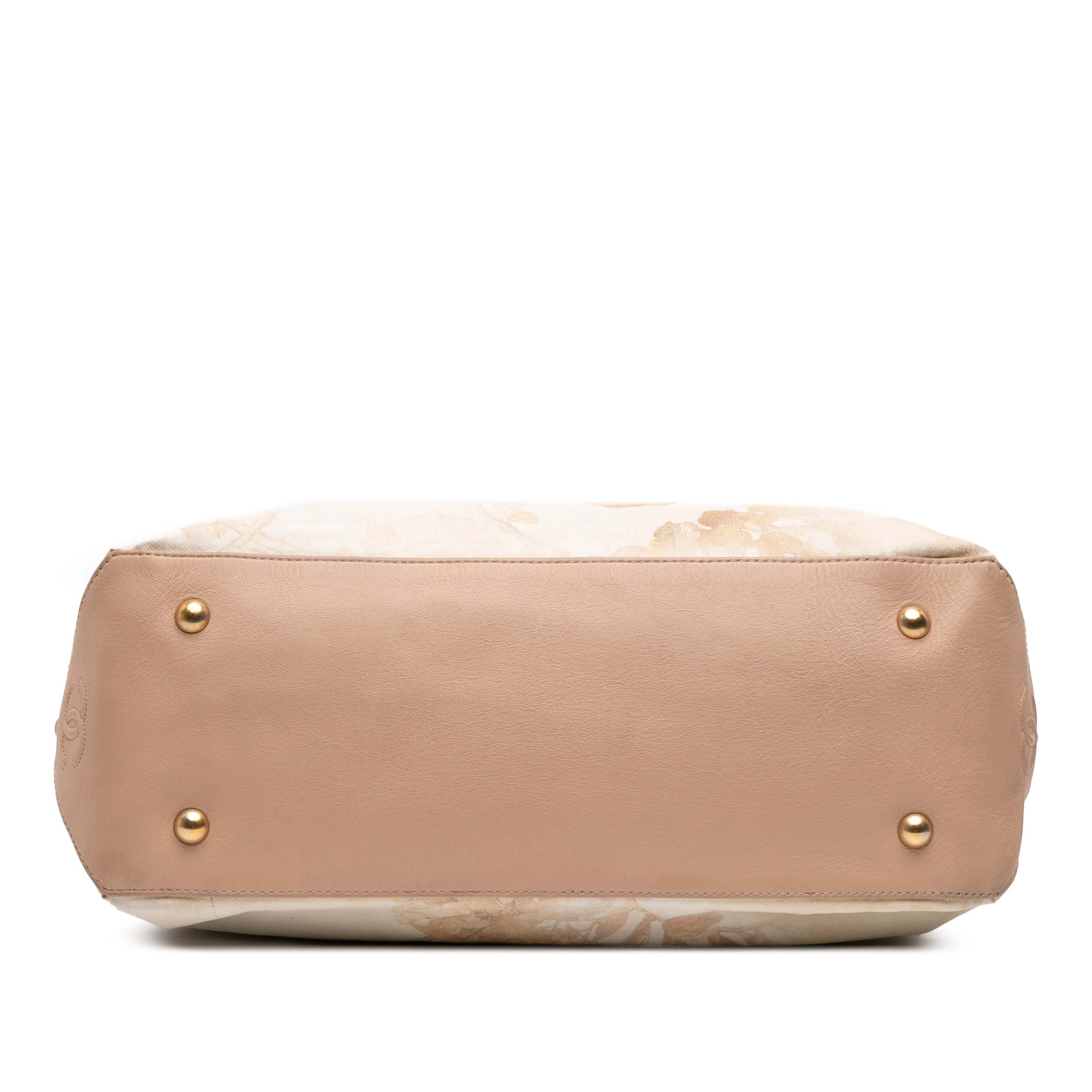 Chanel Canvas Floral Shopping Tote, från Luxclusif, i färgen beige. Klicka för att öppna bilden i stort format