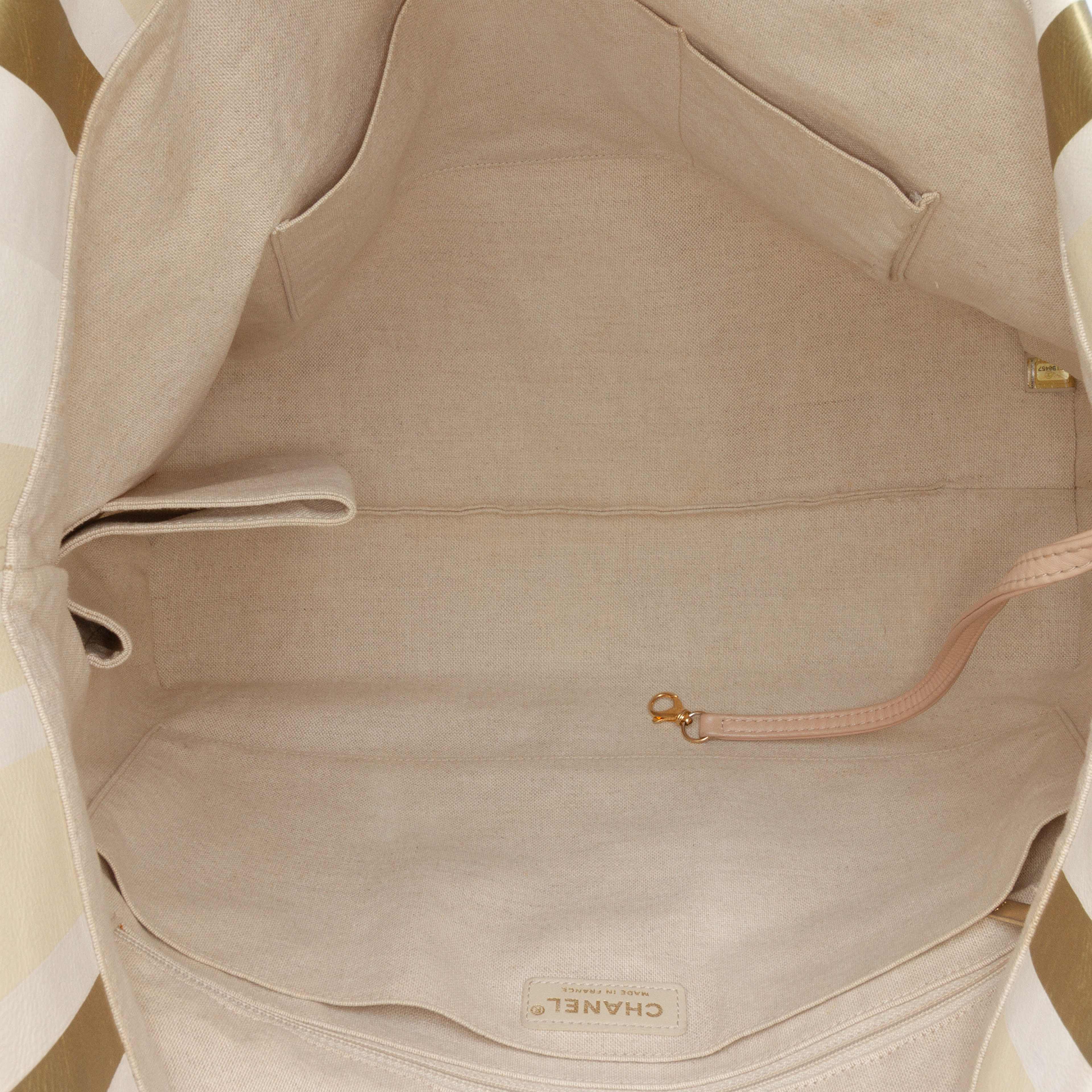 Chanel Canvas Floral Shopping Tote, från Luxclusif, i färgen beige. Klicka för att öppna bilden i stort format