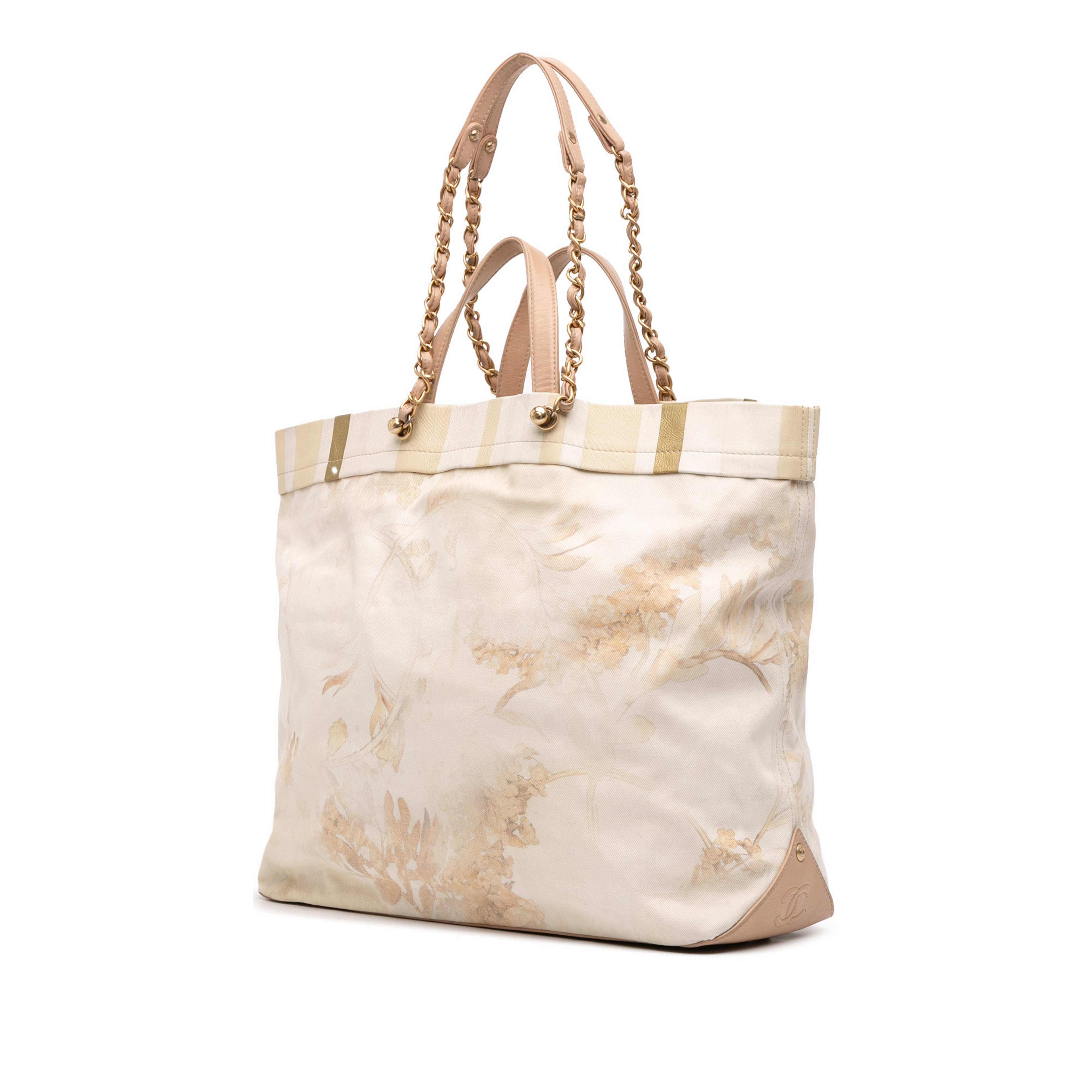 Chanel Canvas Floral Shopping Tote, från Luxclusif, i färgen beige. Klicka för att öppna bilden i stort format