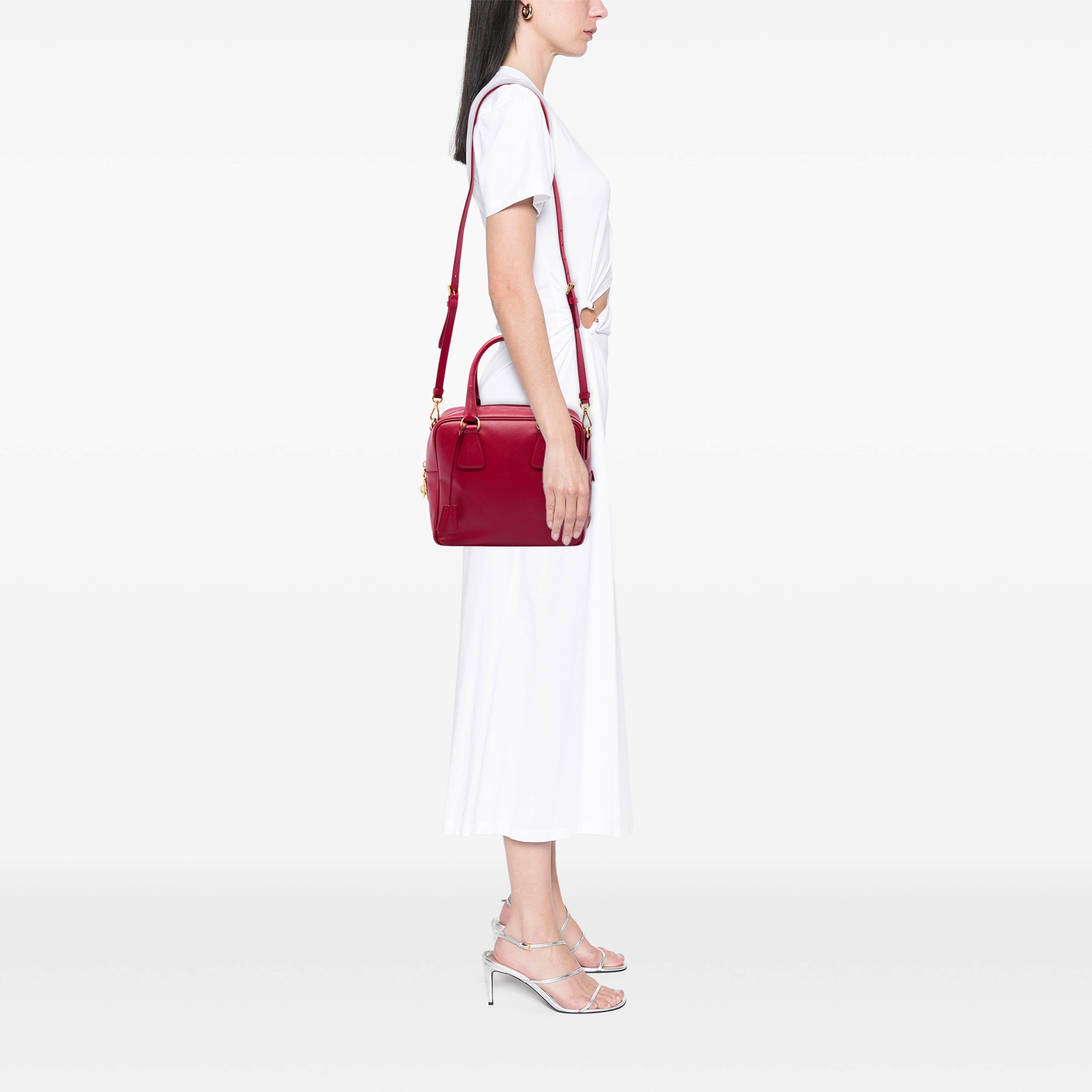 Prada Small Saffiano Square Bauletto Satchel, från Luxclusif, i färgen röd. Klicka för att öppna bilden i stort format