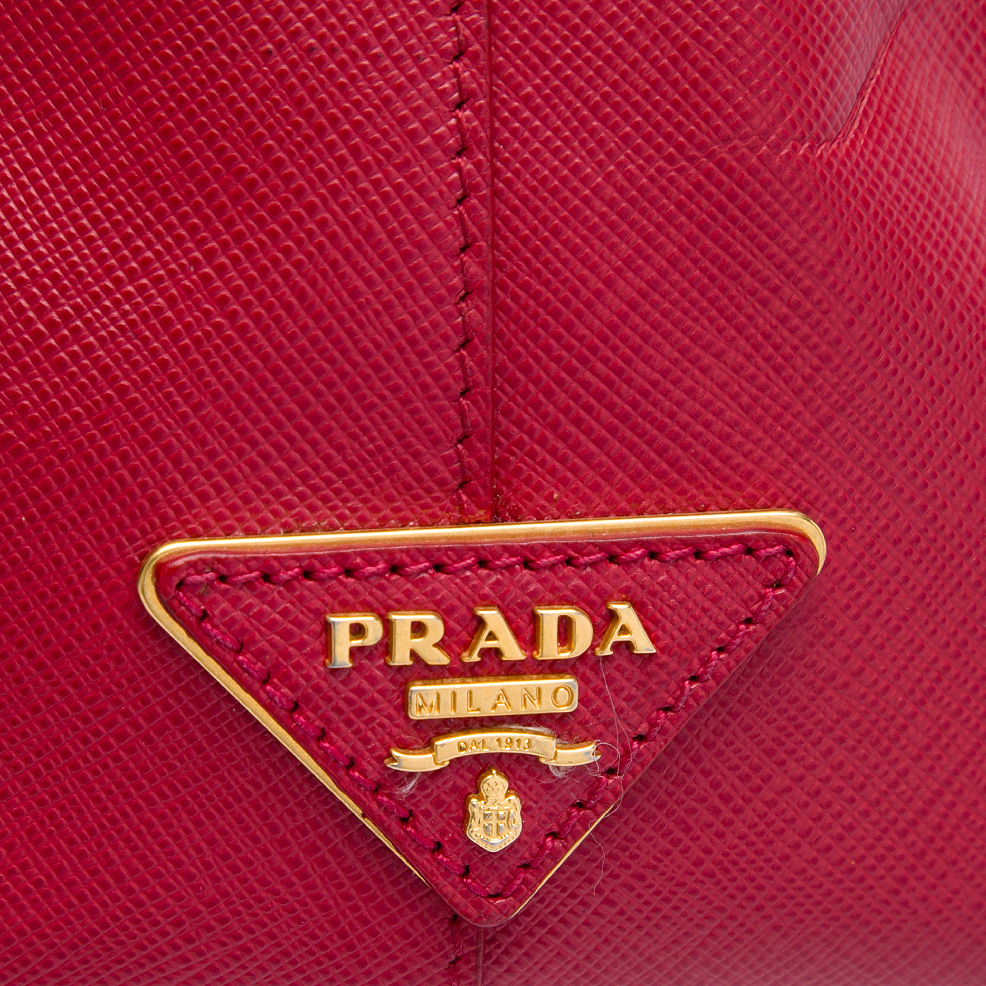 Prada Small Saffiano Square Bauletto Satchel, från Luxclusif, i färgen röd. Klicka för att öppna bilden i stort format