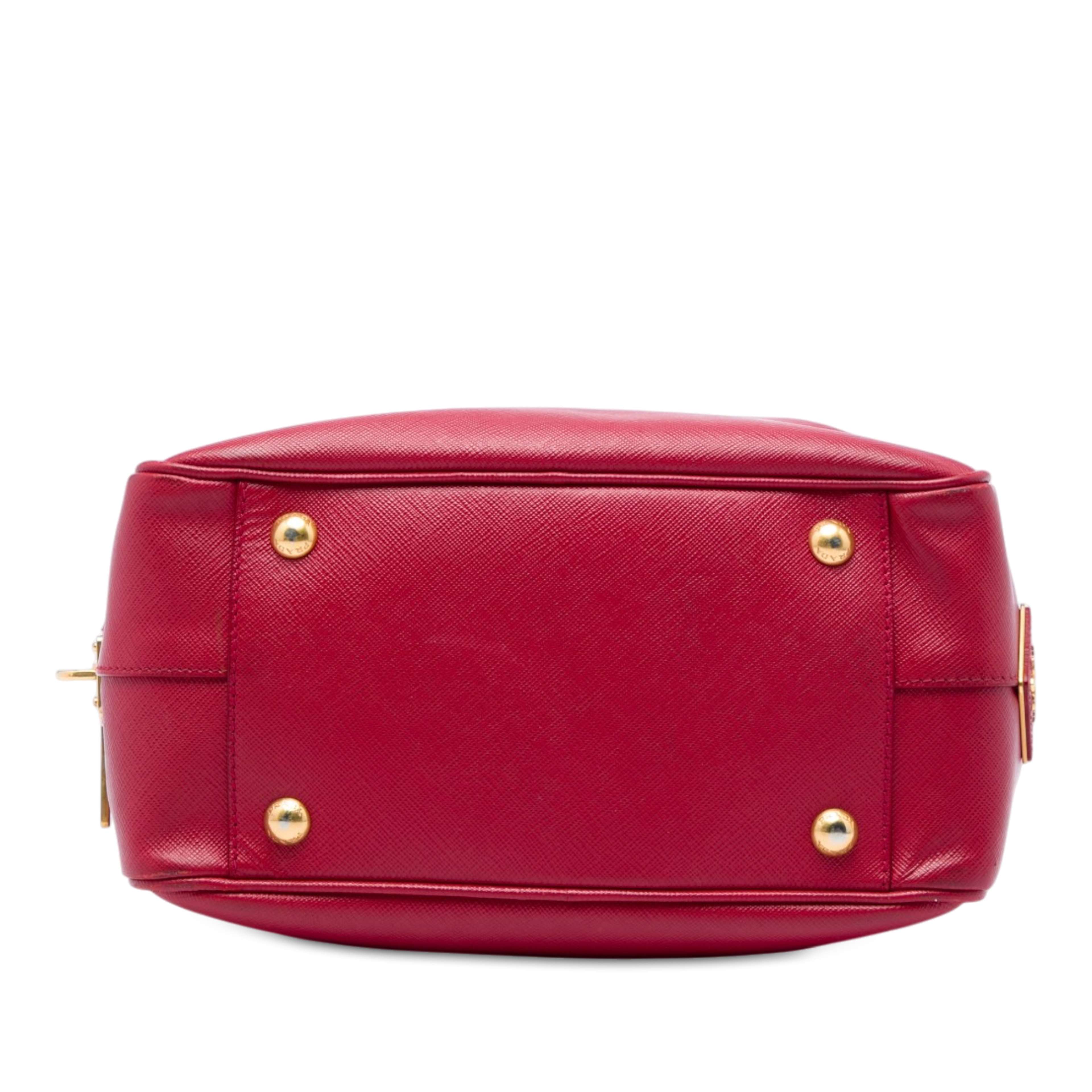 Prada Small Saffiano Square Bauletto Satchel, från Luxclusif, i färgen röd. Klicka för att öppna bilden i stort format