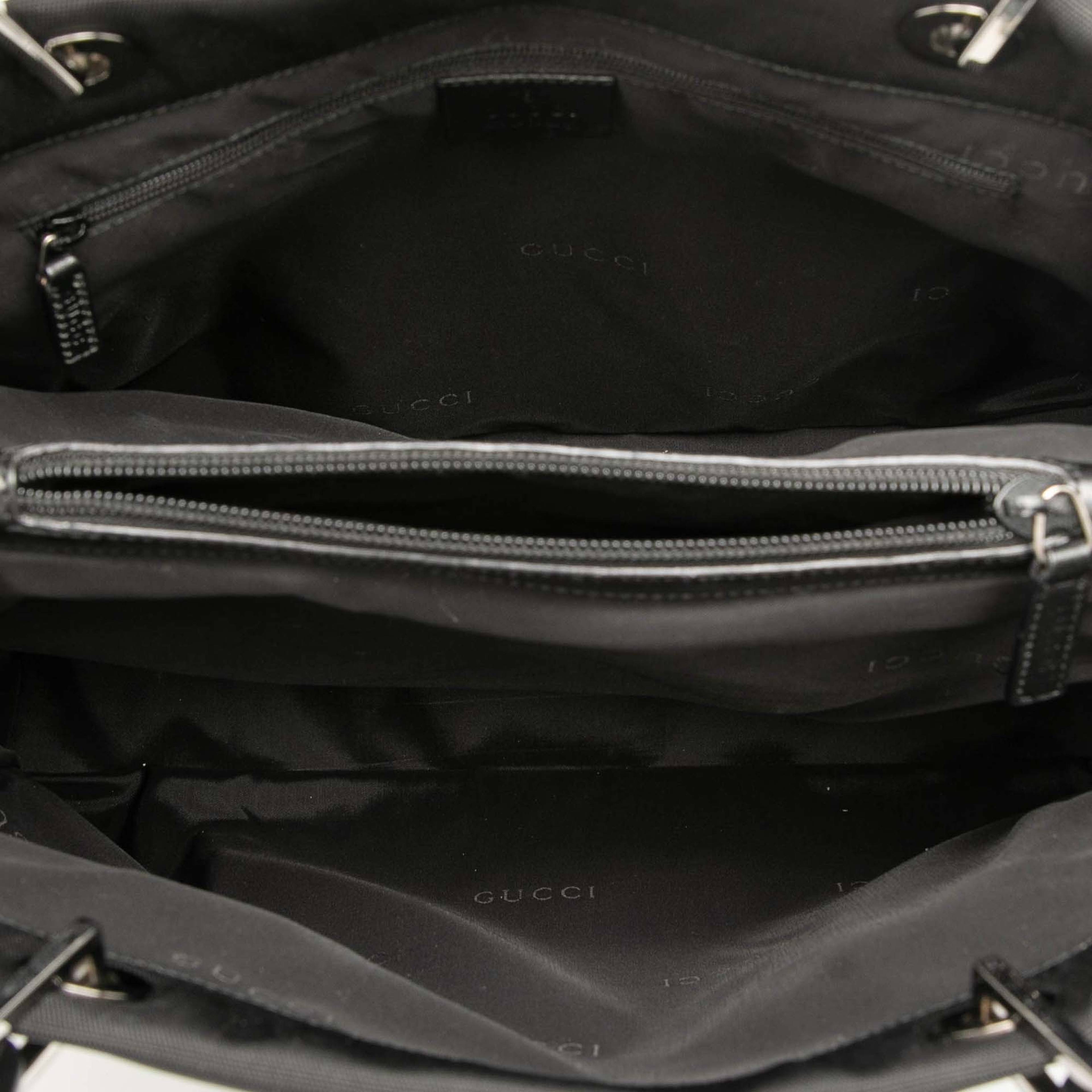 Gucci Gg Canvas Bamboo Handbag, från Luxclusif, i färgen black. Klicka för att öppna bilden i stort format