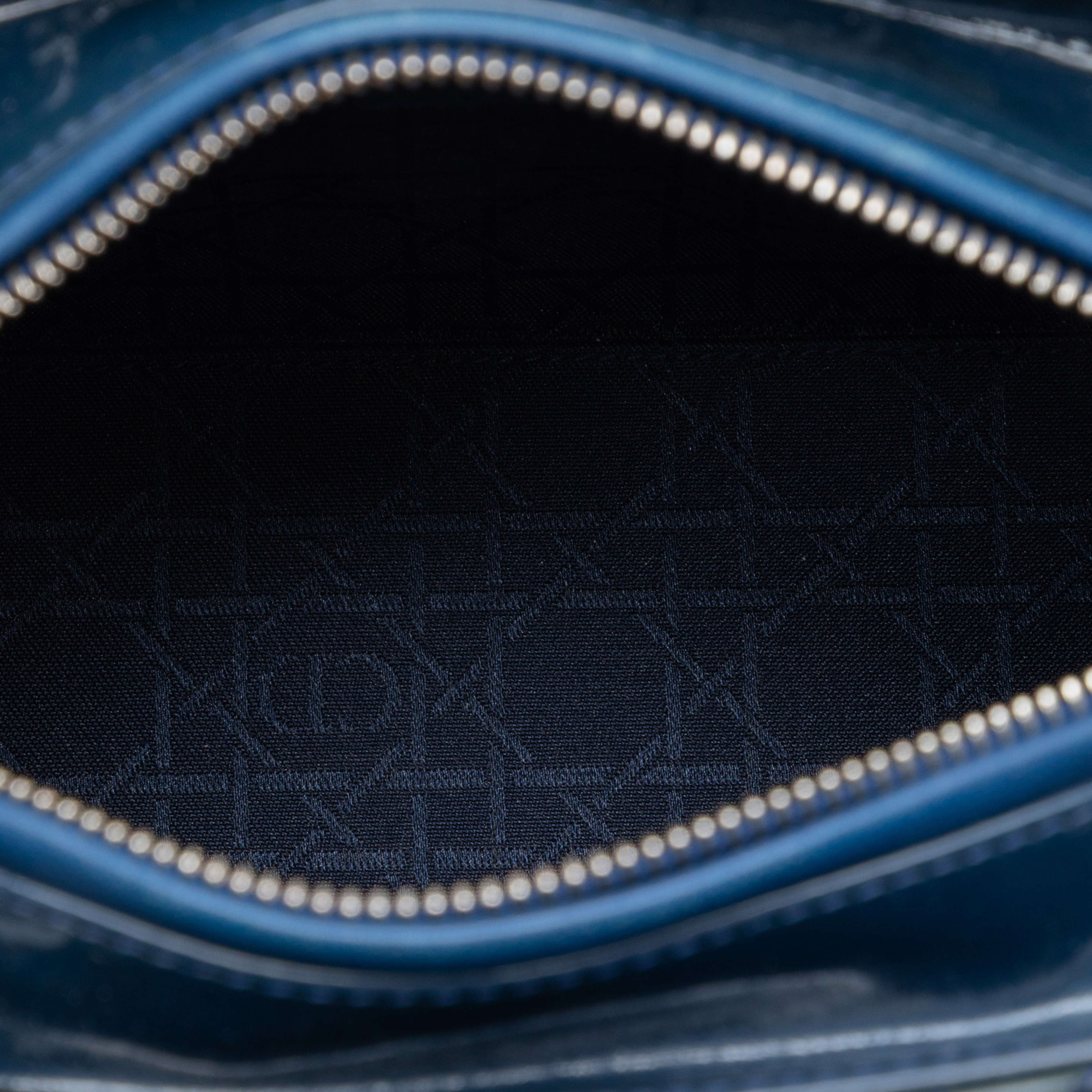 Dior Medium Patent Cannage Lady Dior, från Luxclusif, i färgen navy. Klicka för att öppna bilden i stort format