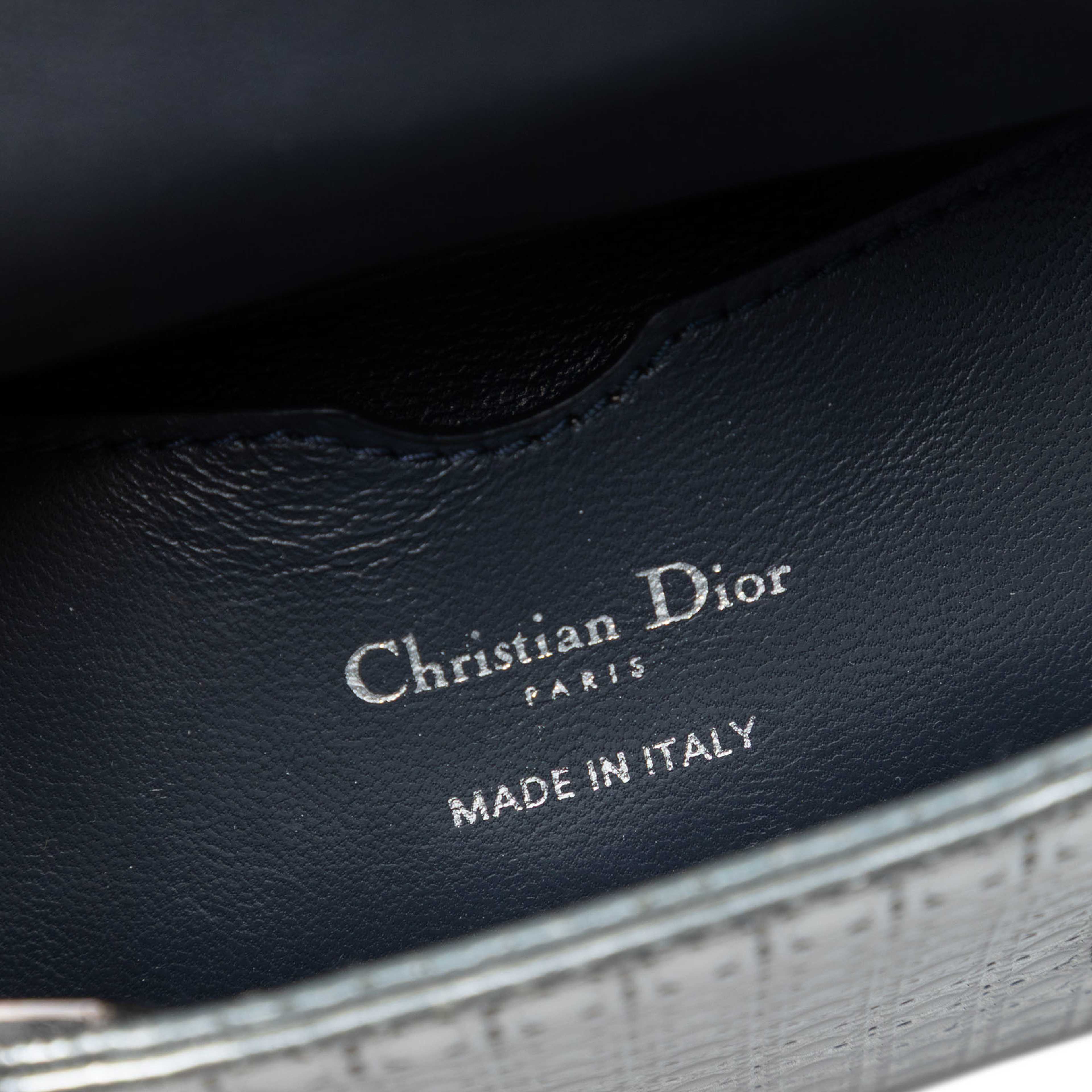 Dior Micro Metallic Patent Microcannage Lady Dior, från Luxclusif, i färgen silver. Klicka för att öppna bilden i stort format