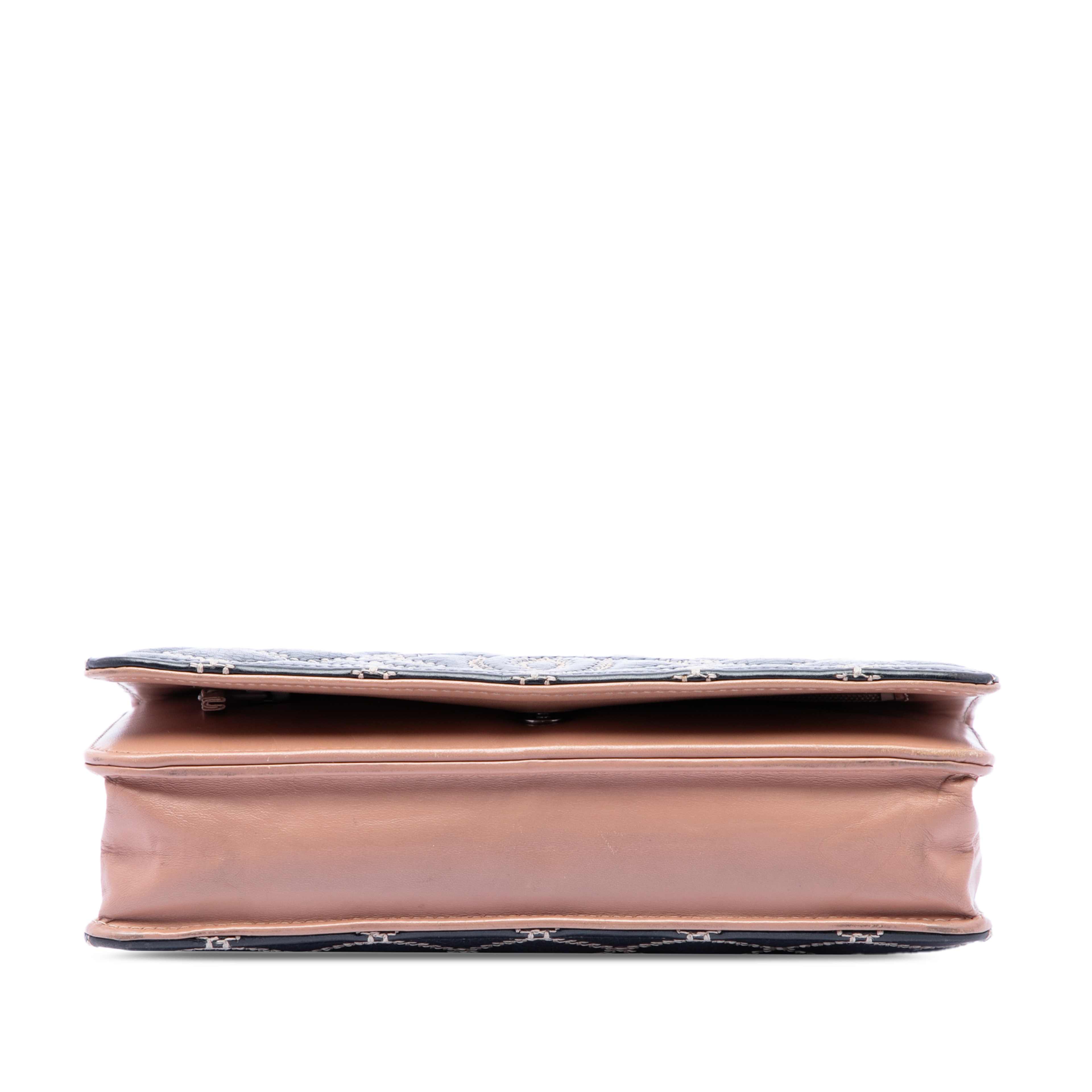 Chanel Stitched Cc Quilted Calfskin Wallet On Chain, från Luxclusif, i färgen svart. Klicka för att öppna bilden i stort format