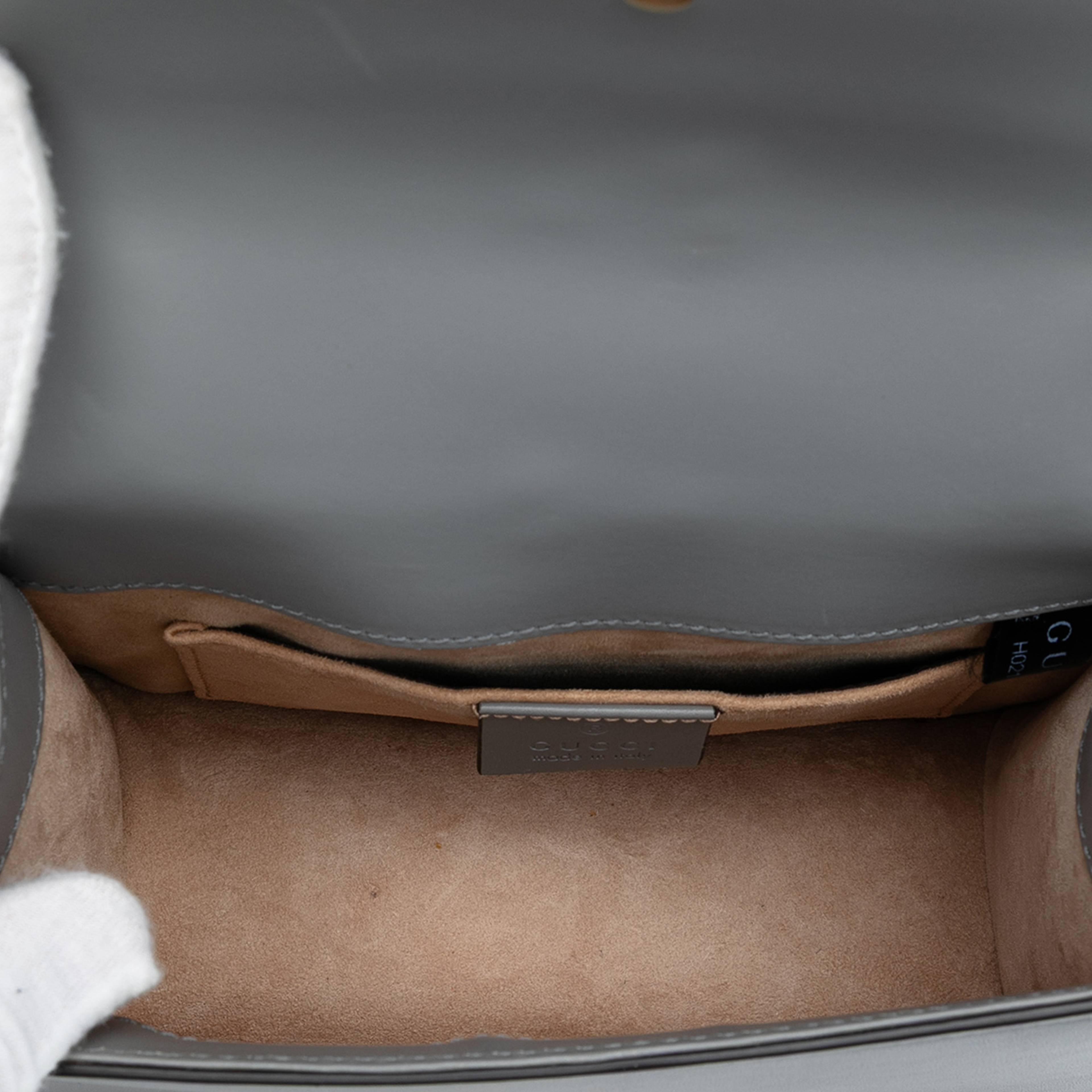 Gucci Mini Leather Web Sylvie Chain Crossbody, från Luxclusif, i färgen gray. Klicka för att öppna bilden i stort format