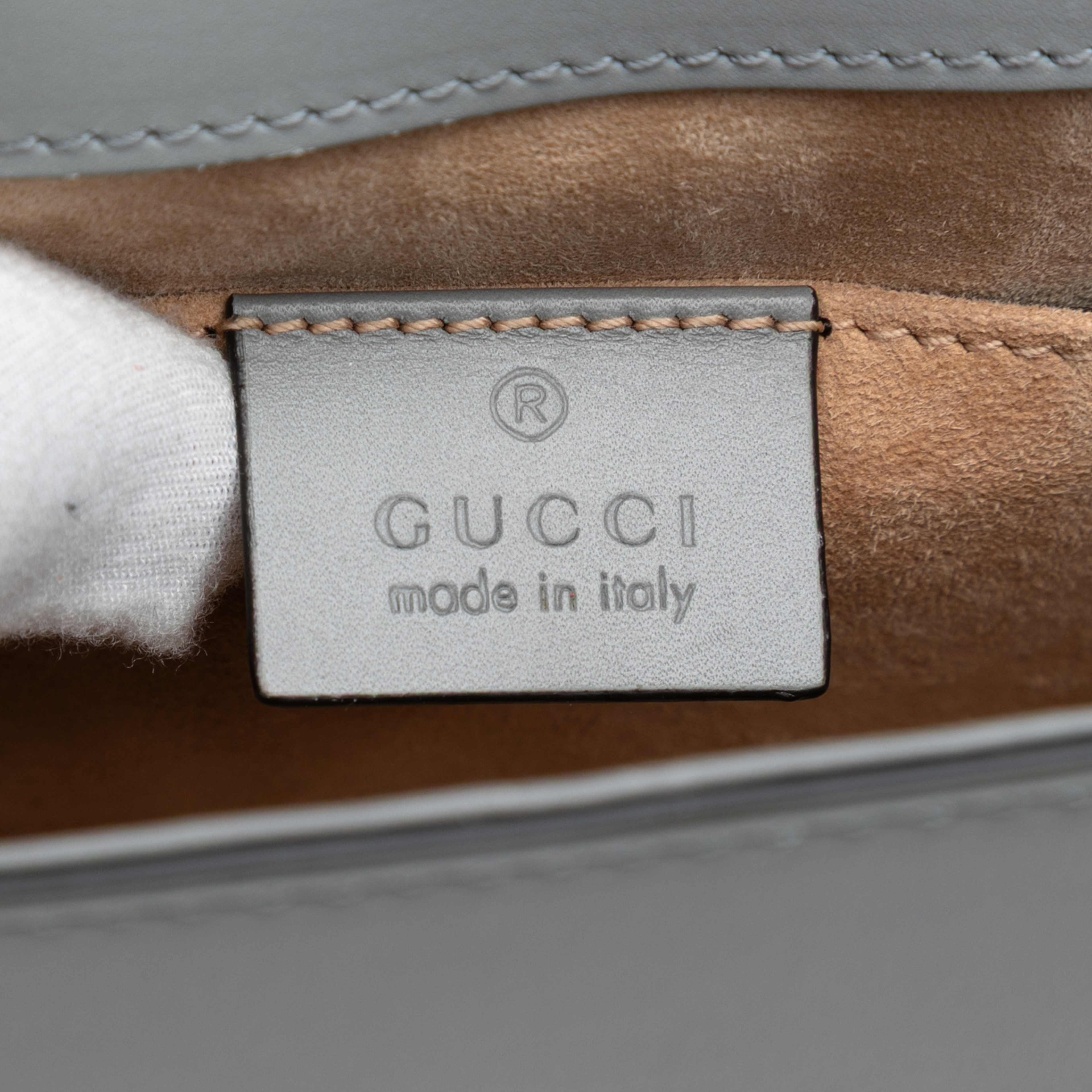 Gucci Mini Leather Web Sylvie Chain Crossbody, från Luxclusif, i färgen gray. Klicka för att öppna bilden i stort format