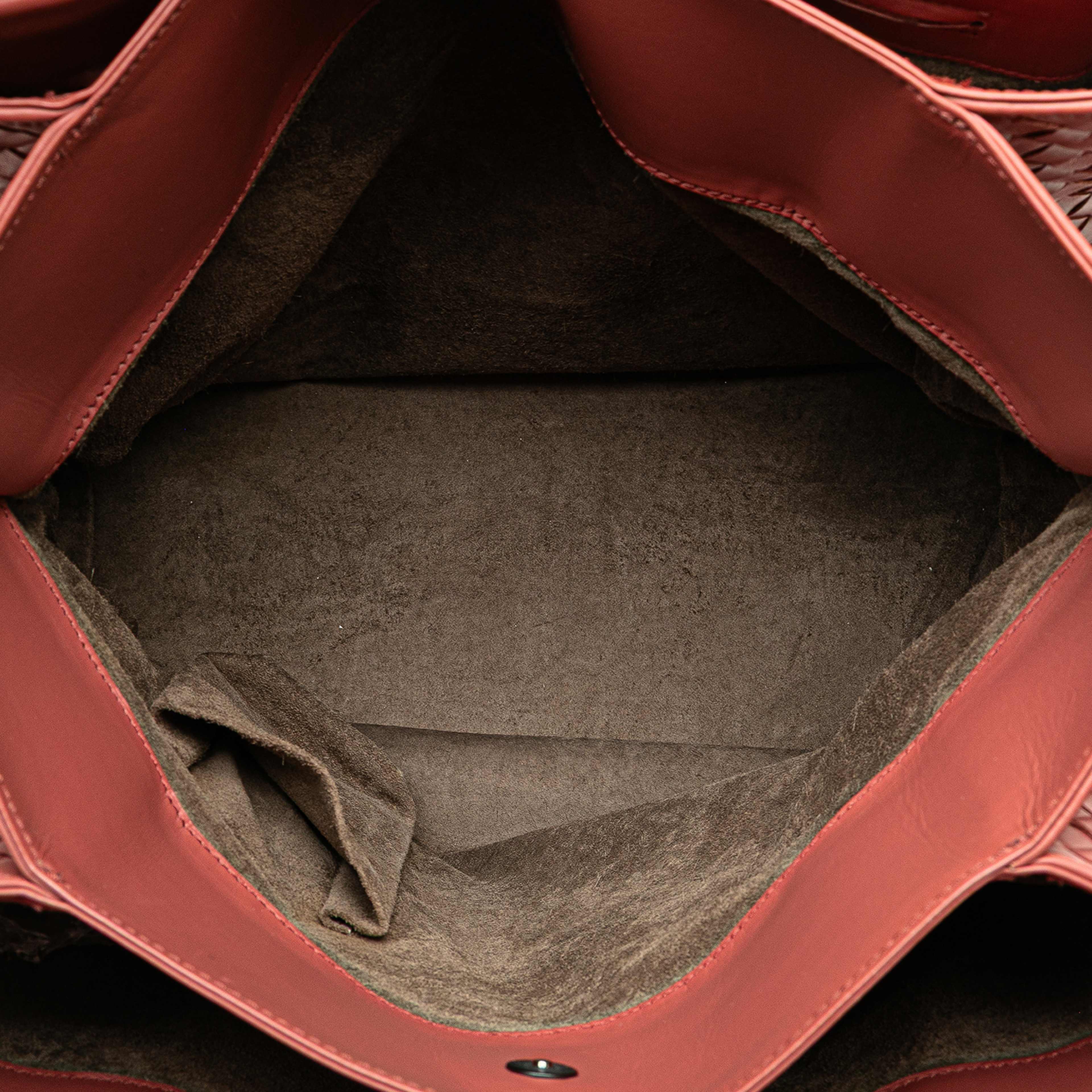Bottega Veneta Medium Nappa Intrecciato Roma Tote, från Luxclusif, i färgen indian red.