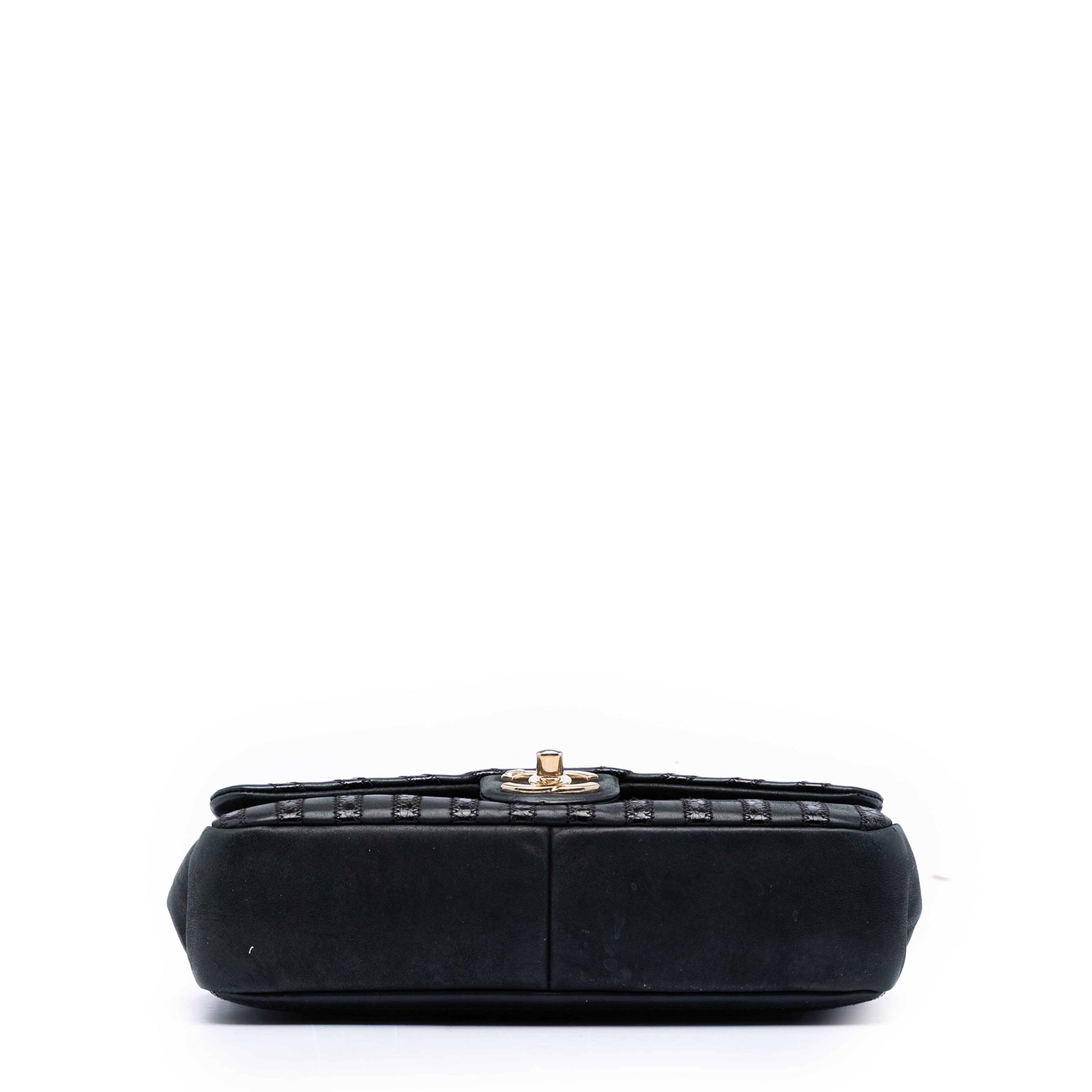 Chanel Chevron Python Embossed Calfskin And Suede Single Flap, från Luxclusif, i färgen svart. Klicka för att öppna bilden i stort format