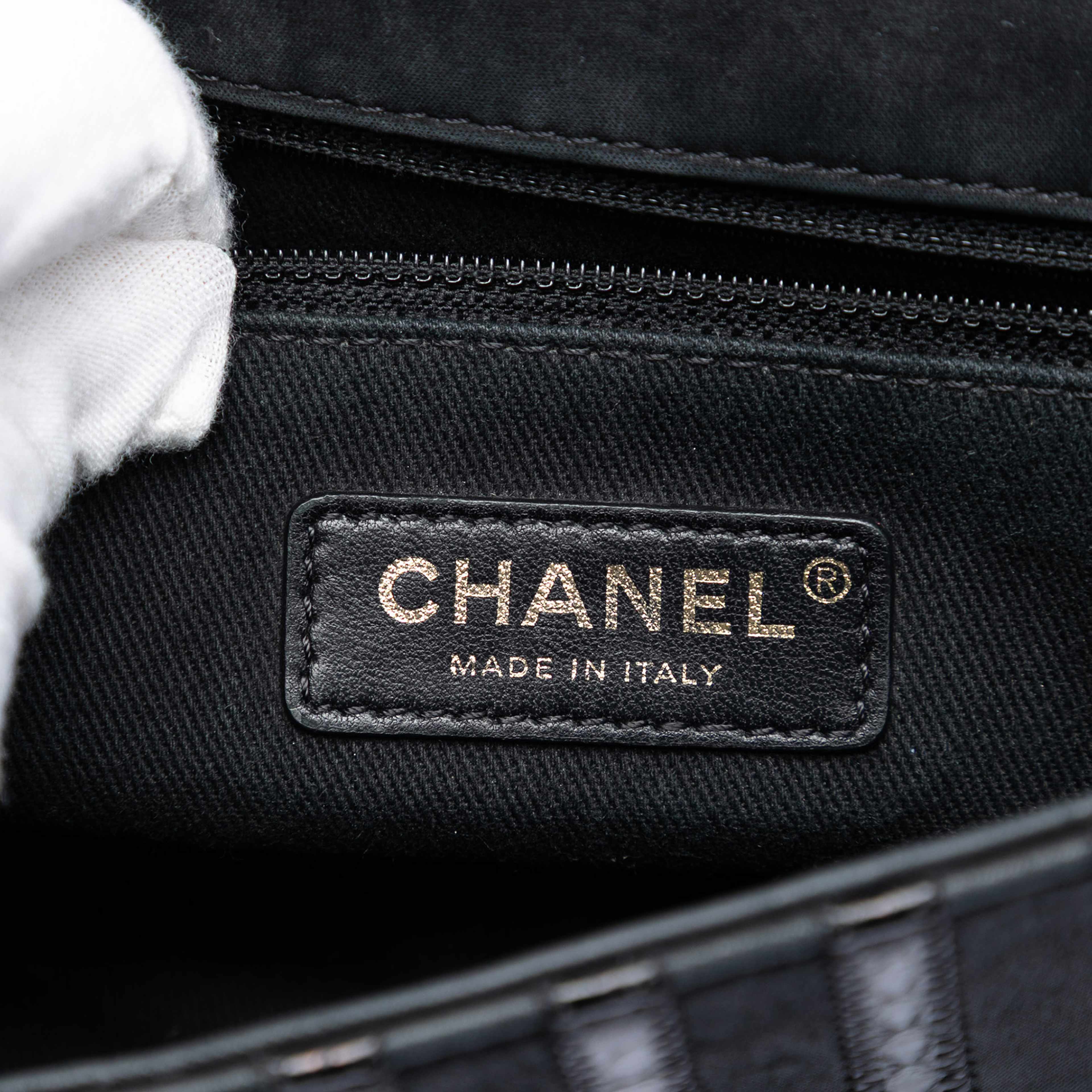 Chanel Chevron Python Embossed Calfskin And Suede Single Flap, från Luxclusif, i färgen svart. Klicka för att öppna bilden i stort format