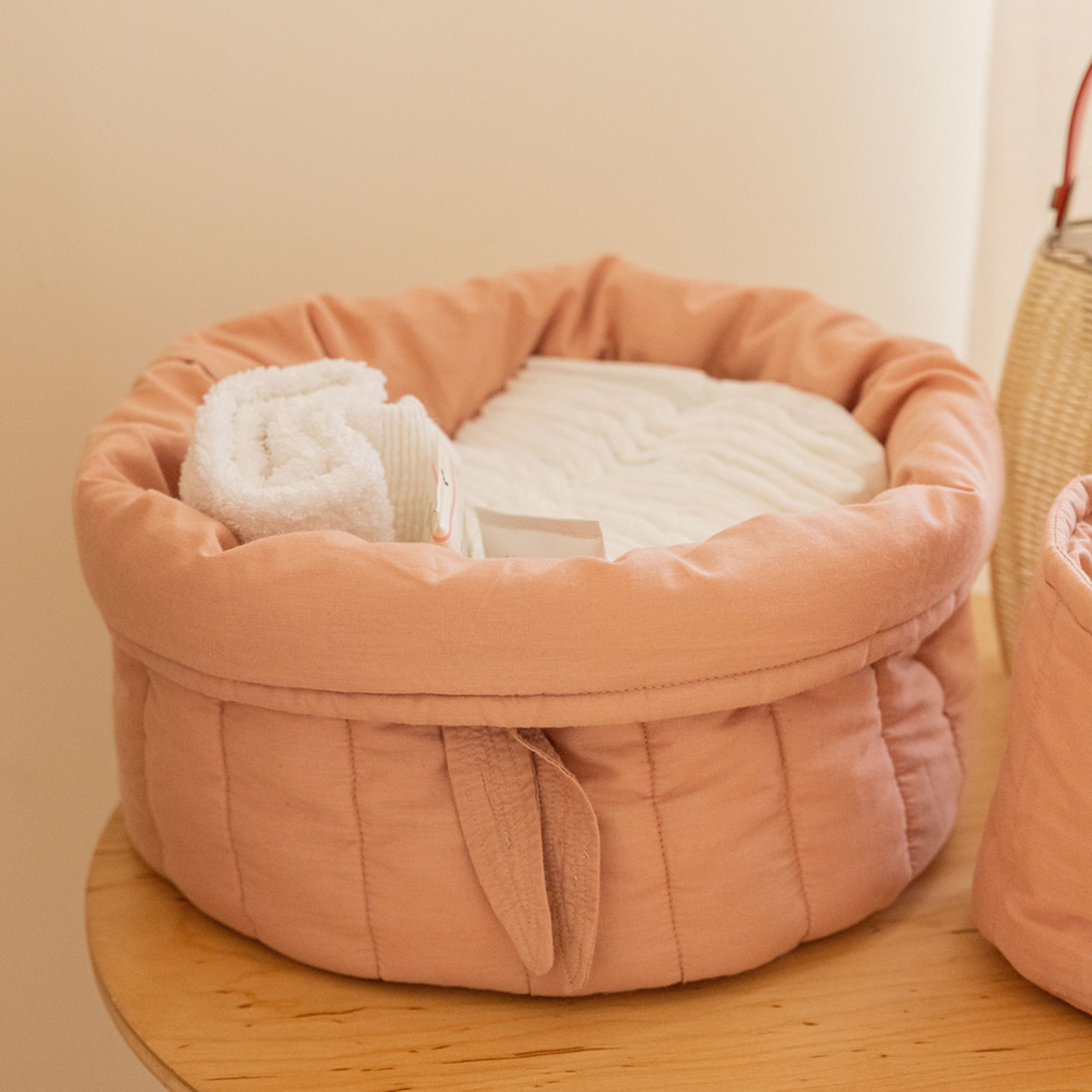 Set Med Två Quiltade Korgar Bambu, från LORENA CANALS, i färgen vintage nude. Klicka för att öppna bilden i stort format