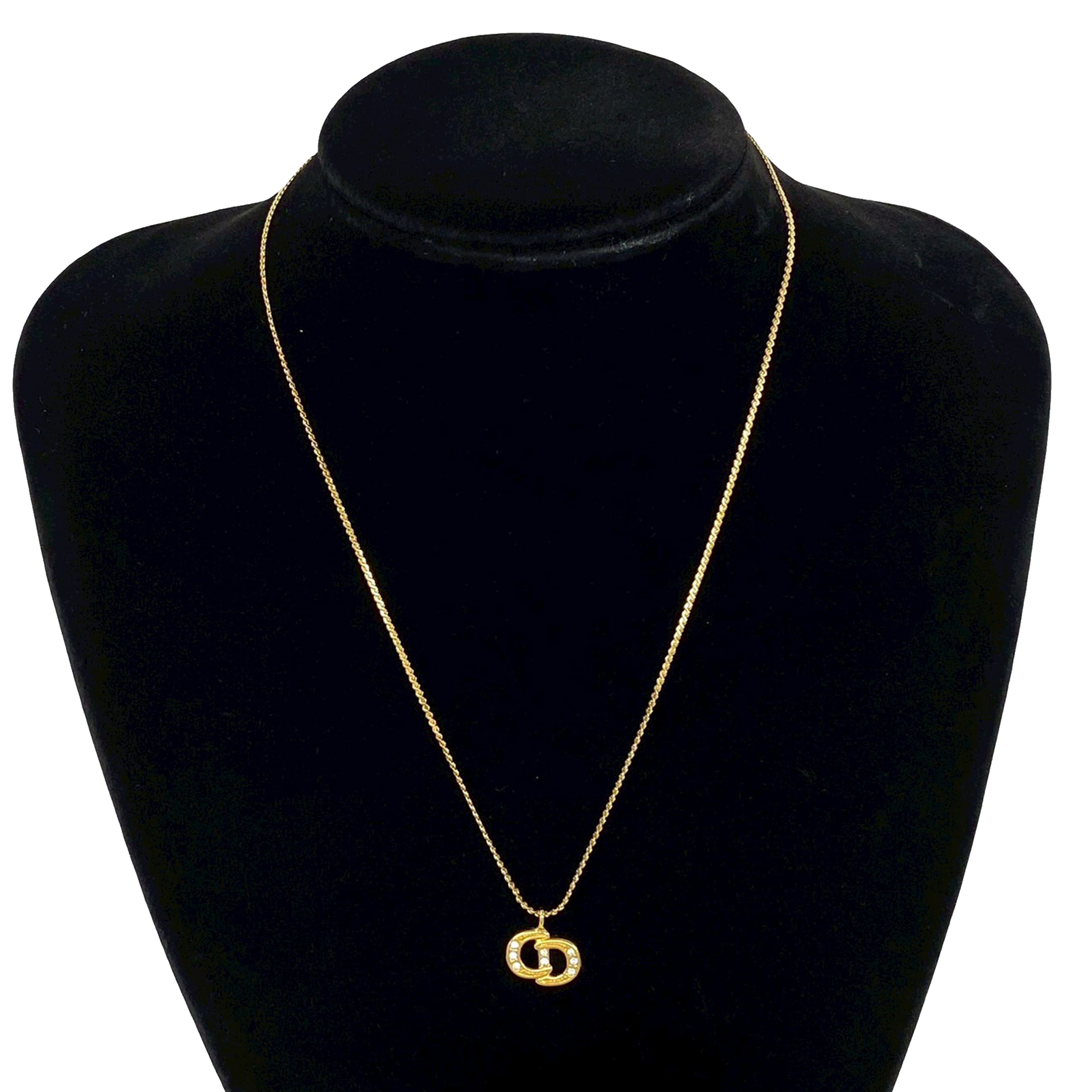 Dior Gold Plated Strass Cd Logo Pendant Necklace, från Luxclusif, i färgen gold. Klicka för att öppna bilden i stort format