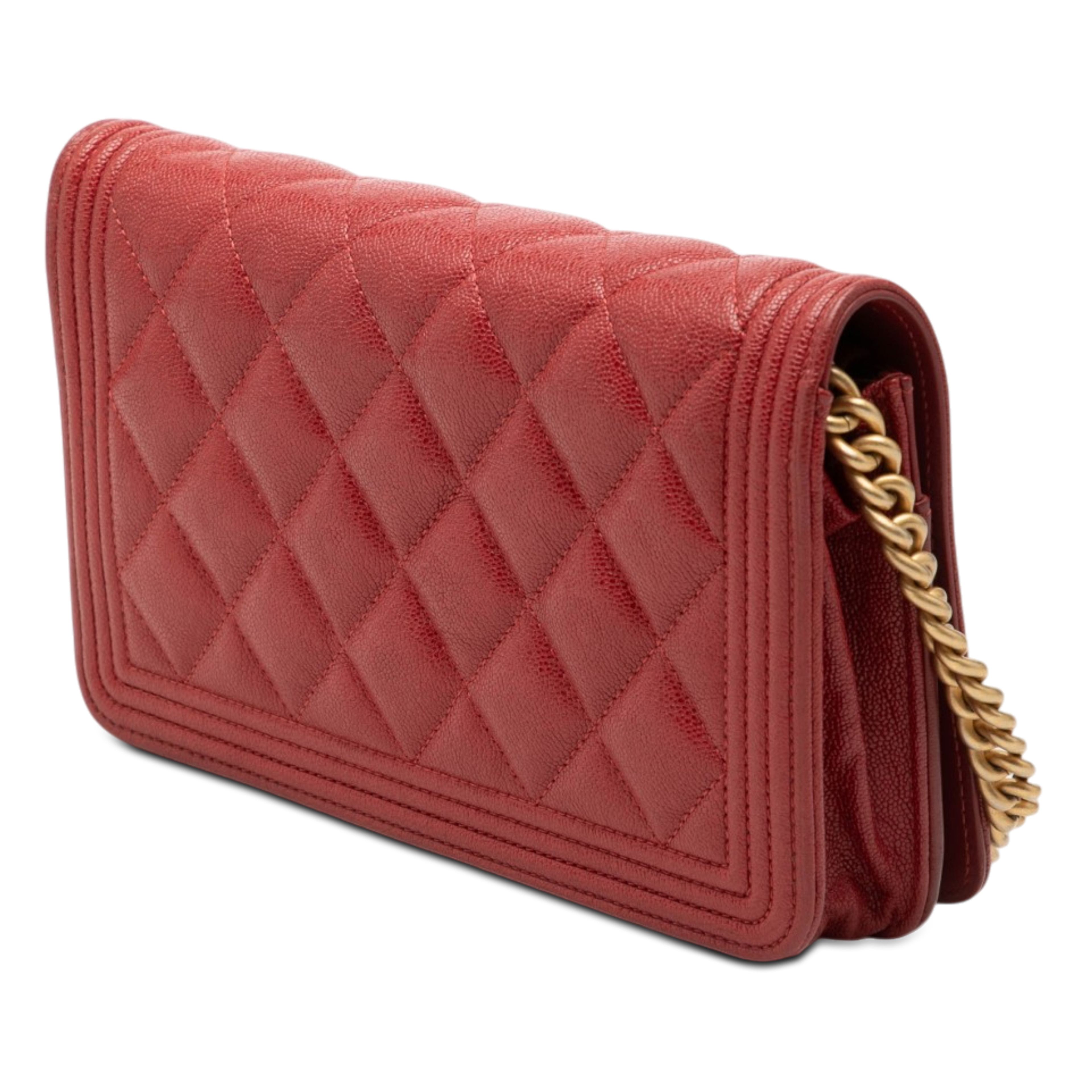 Chanel Quilted Caviar Boy Wallet On Chain, från Luxclusif, i färgen red. Klicka för att öppna bilden i stort format
