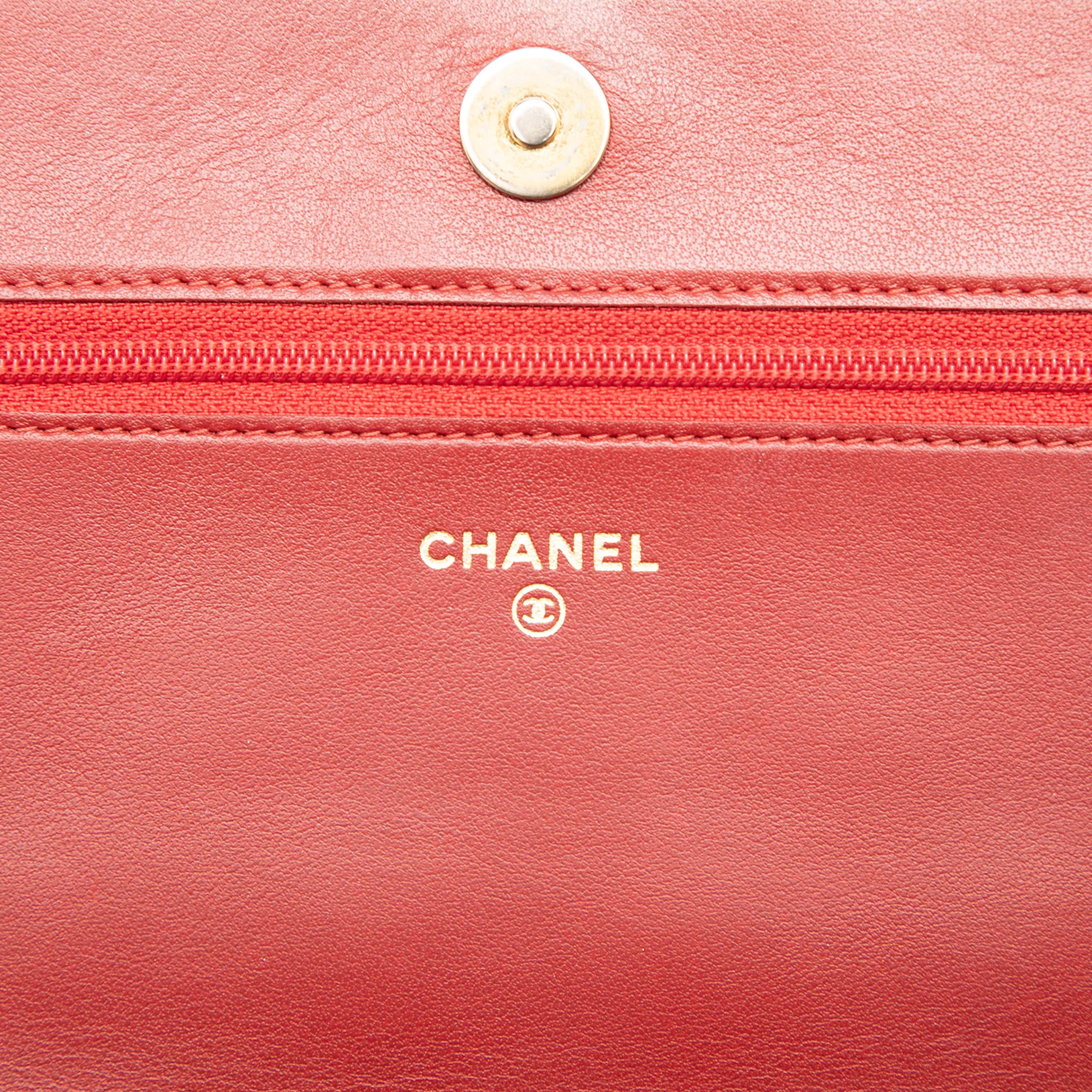 Chanel Quilted Caviar Boy Wallet On Chain, från Luxclusif, i färgen red. Klicka för att öppna bilden i stort format