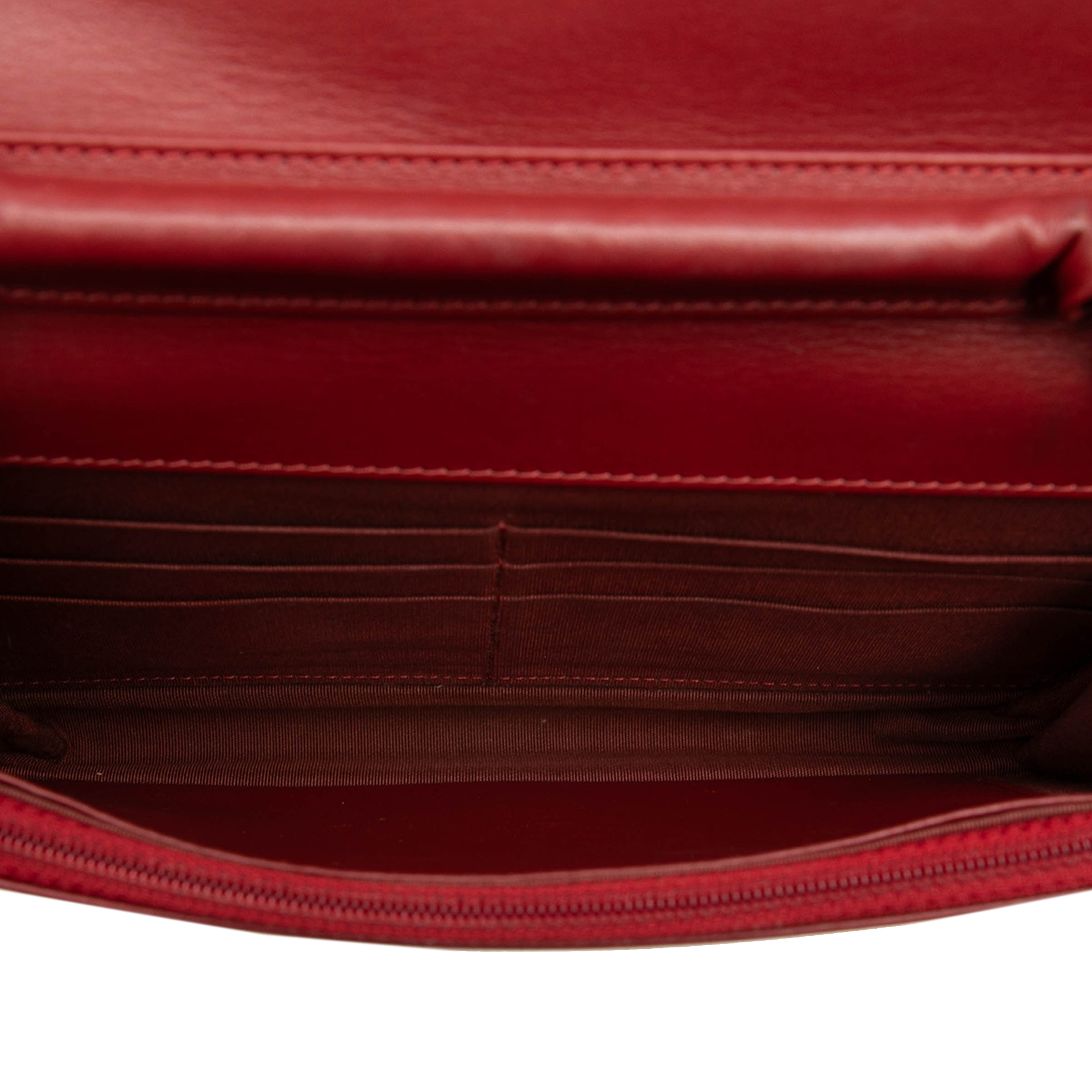 Chanel Quilted Caviar Boy Wallet On Chain, från Luxclusif, i färgen red. Klicka för att öppna bilden i stort format