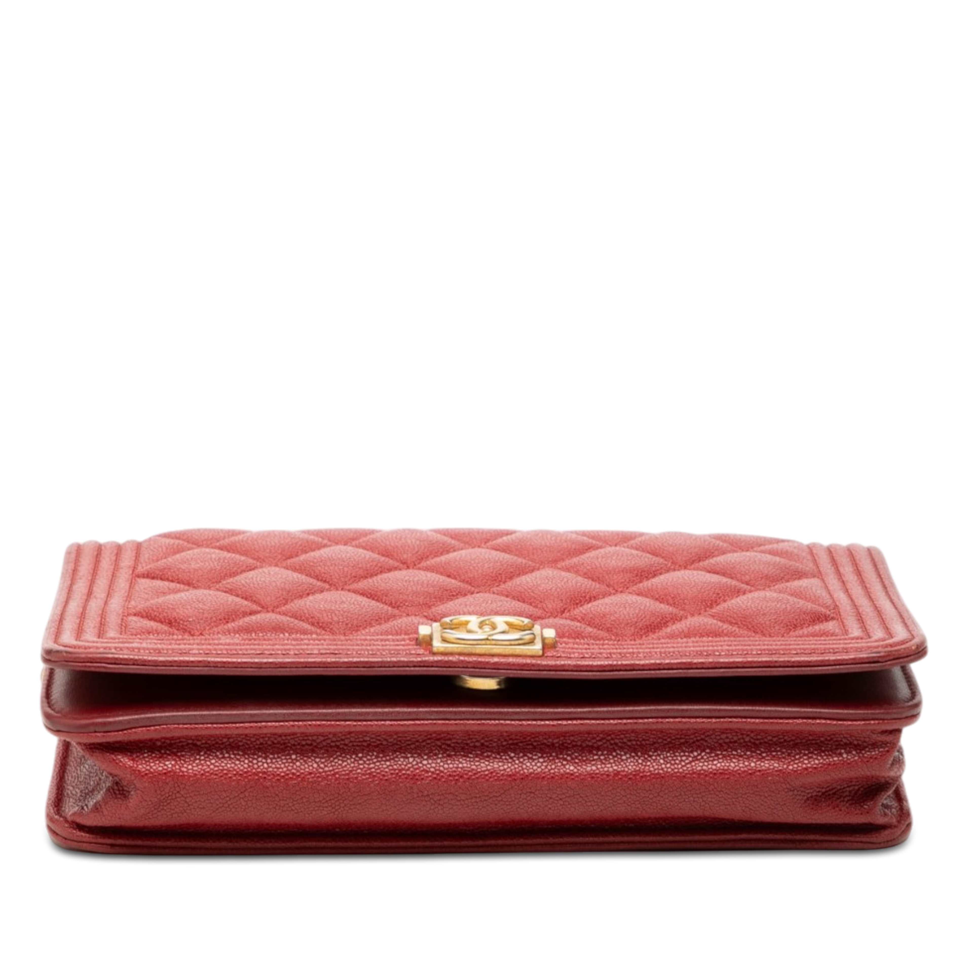 Chanel Quilted Caviar Boy Wallet On Chain, från Luxclusif, i färgen röd. Klicka för att öppna bilden i stort format