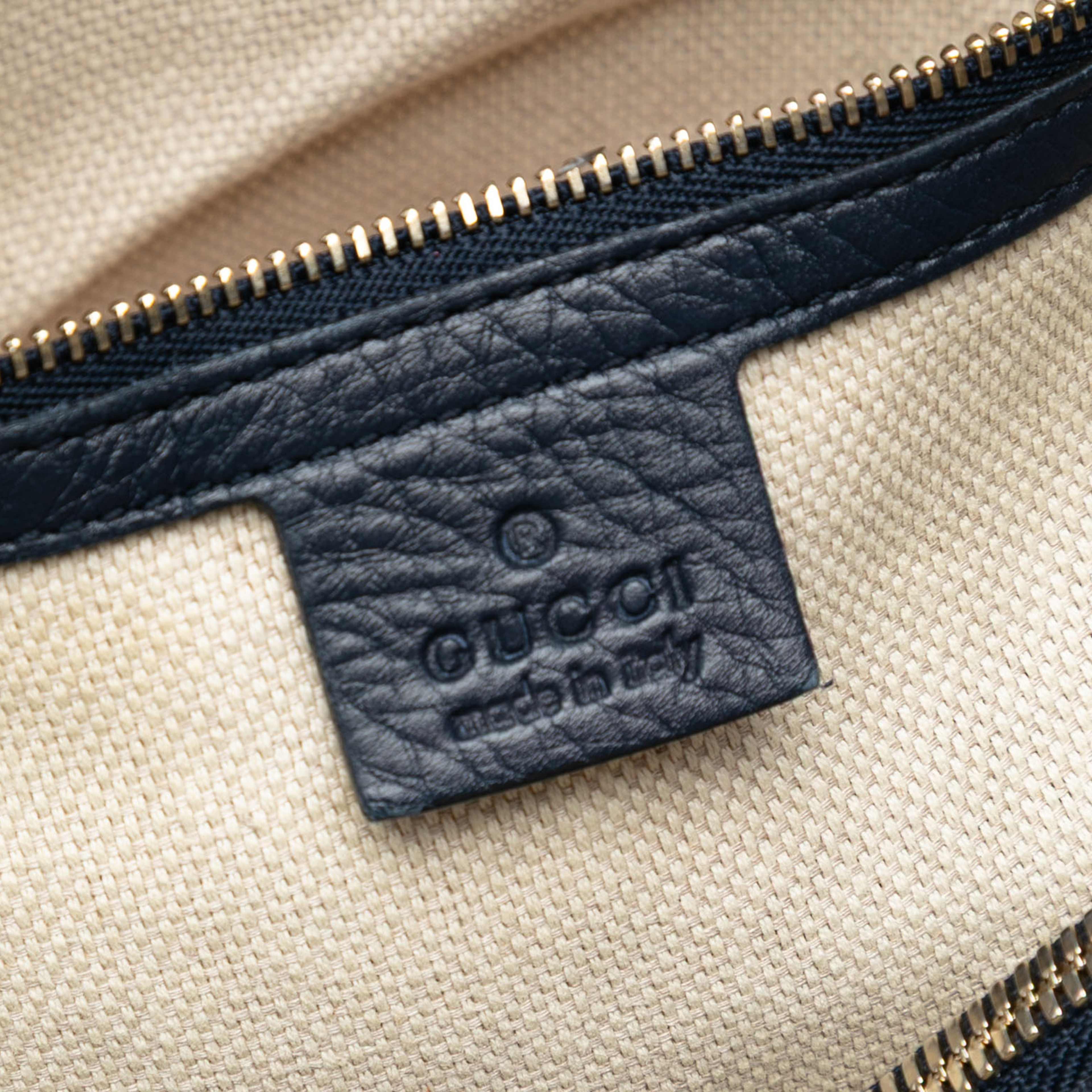 Gucci Medium Pebbled Calfskin Soho Working Satchel, från Luxclusif, i färgen navy. Klicka för att öppna bilden i stort format