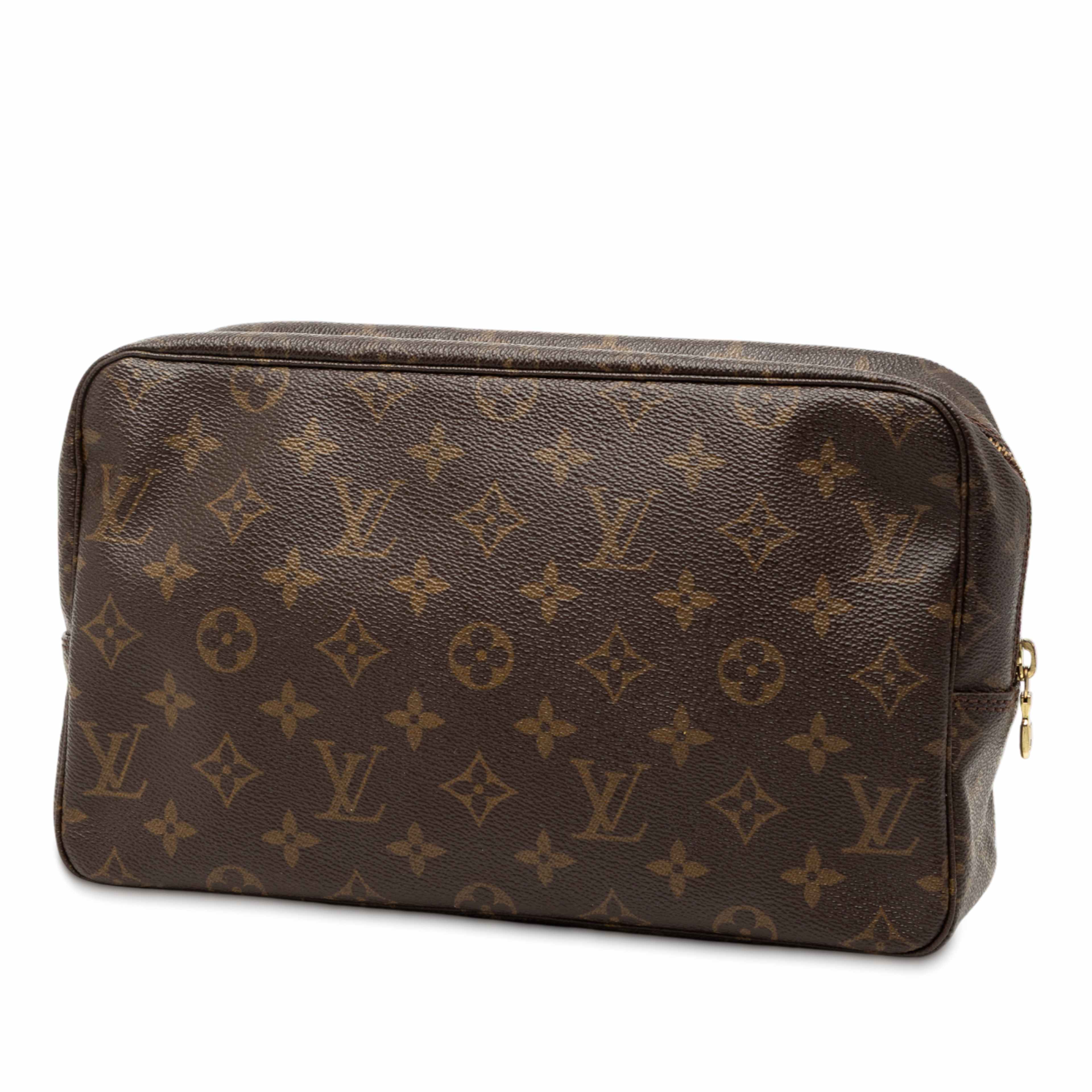Louis Vuitton Monogram Trousse Toilette 28, från Luxclusif, i färgen brown. Klicka för att öppna bilden i stort format