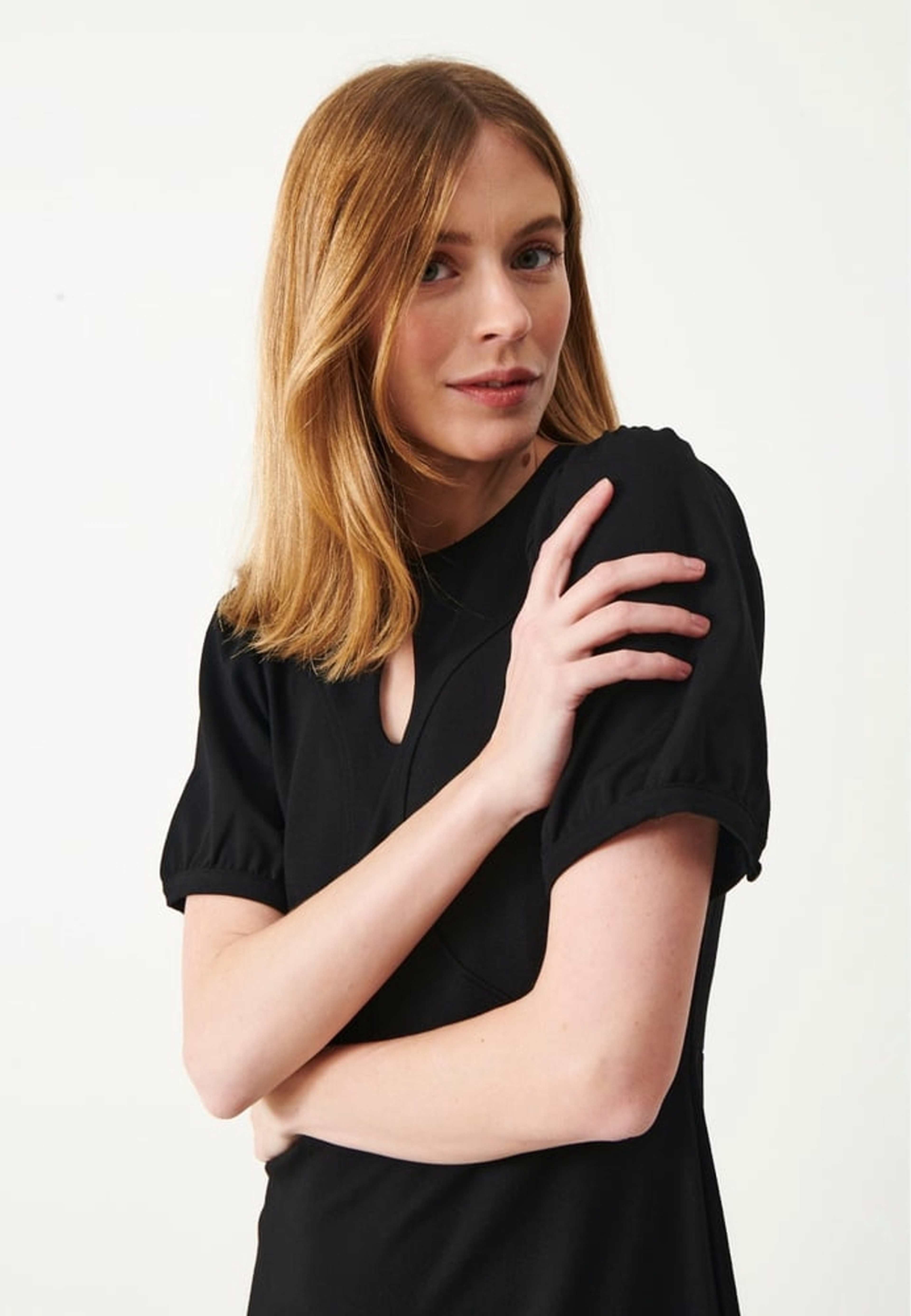 Flavia Dress, från Jumperfabriken, i färgen black. Klicka för att öppna bilden i stort format