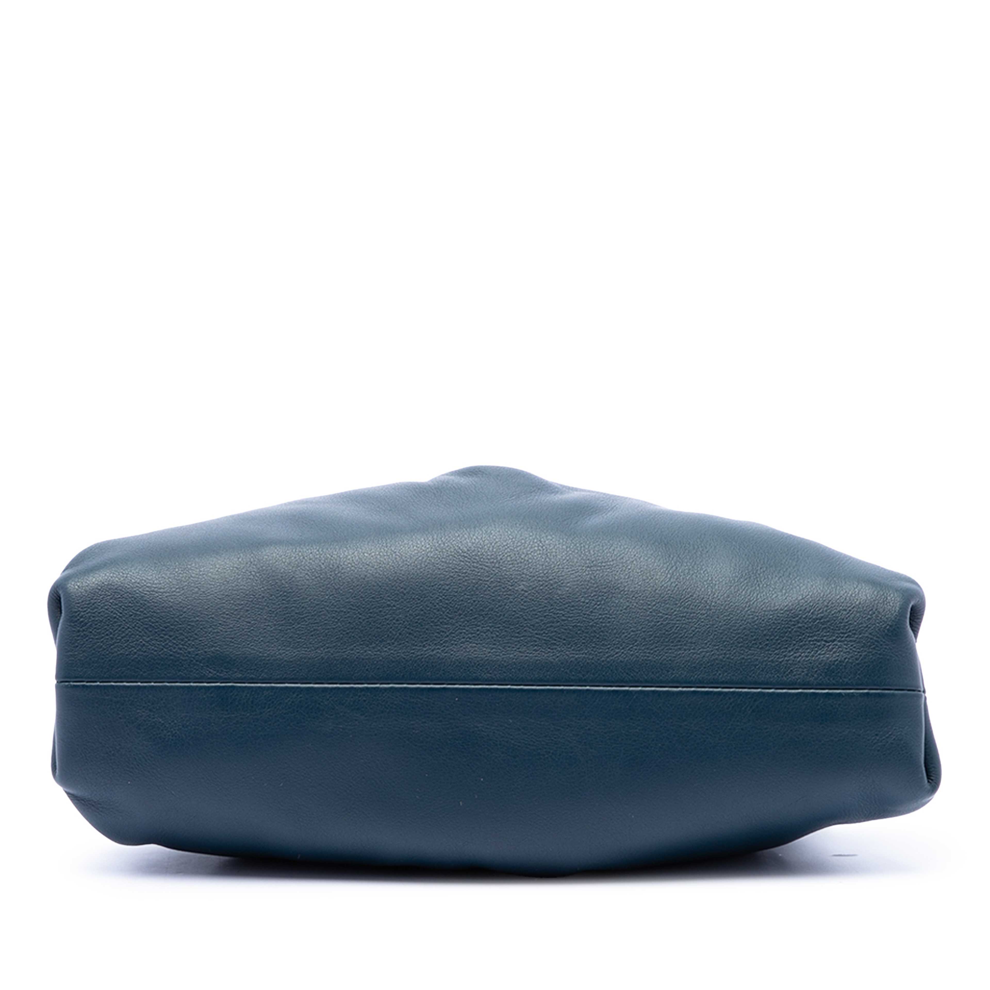 Bottega Veneta Lambskin The Mini Pouch Crossbody, från Luxclusif, i färgen blå. Klicka för att öppna bilden i stort format
