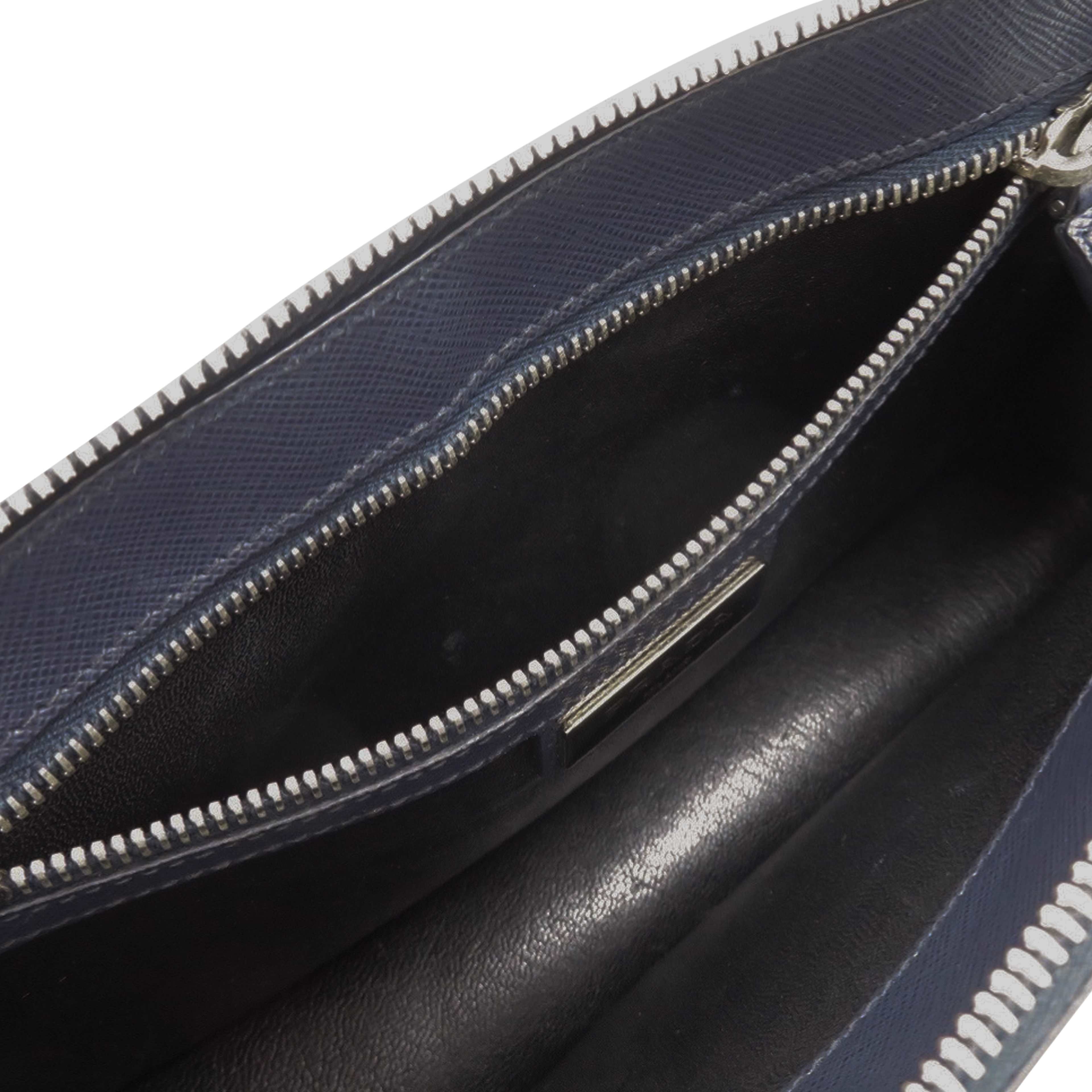 Prada Saffiano Lux Business Bag, från Luxclusif, i färgen navy. Klicka för att öppna bilden i stort format