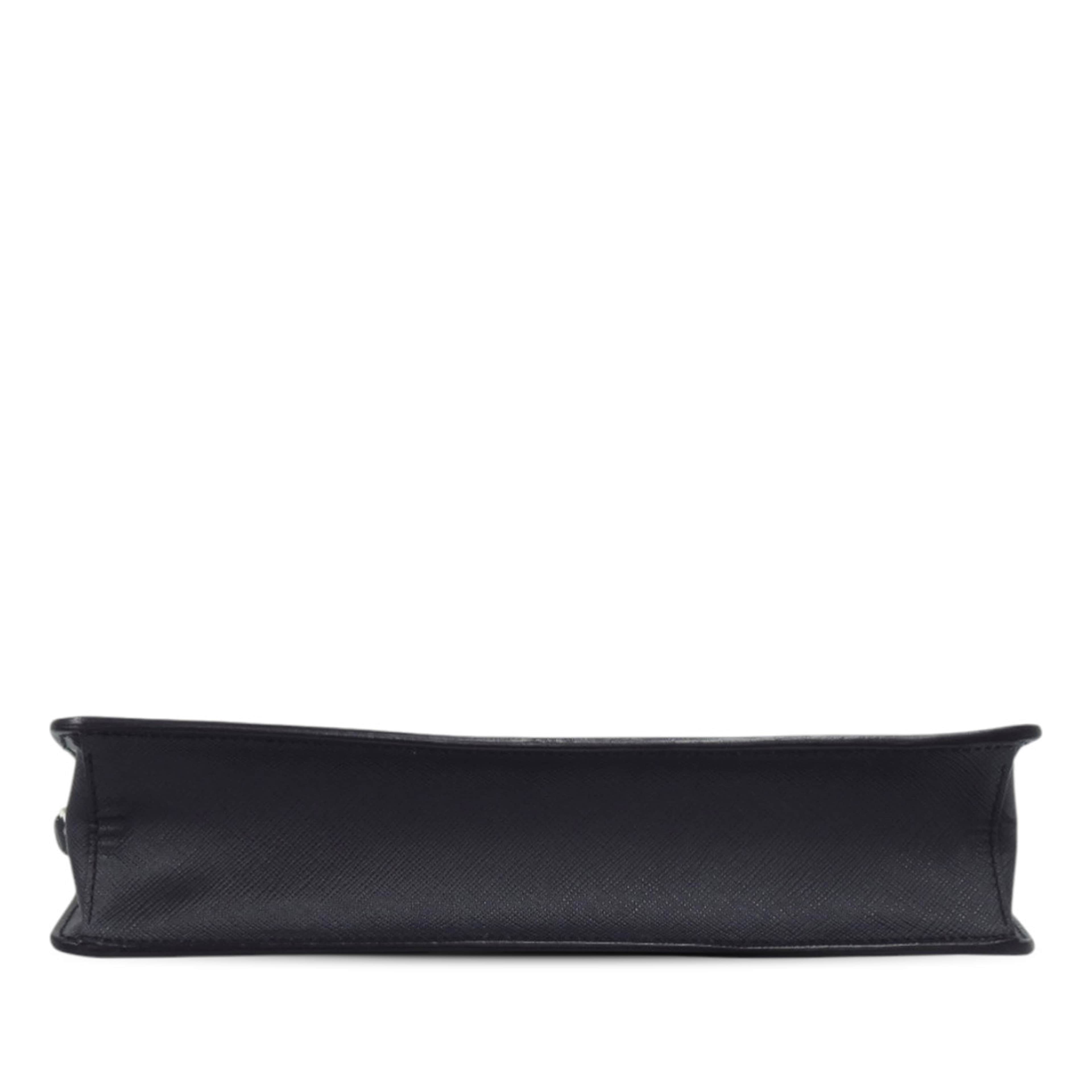 Prada Saffiano Lux Business Bag, från Luxclusif, i färgen navy. Klicka för att öppna bilden i stort format