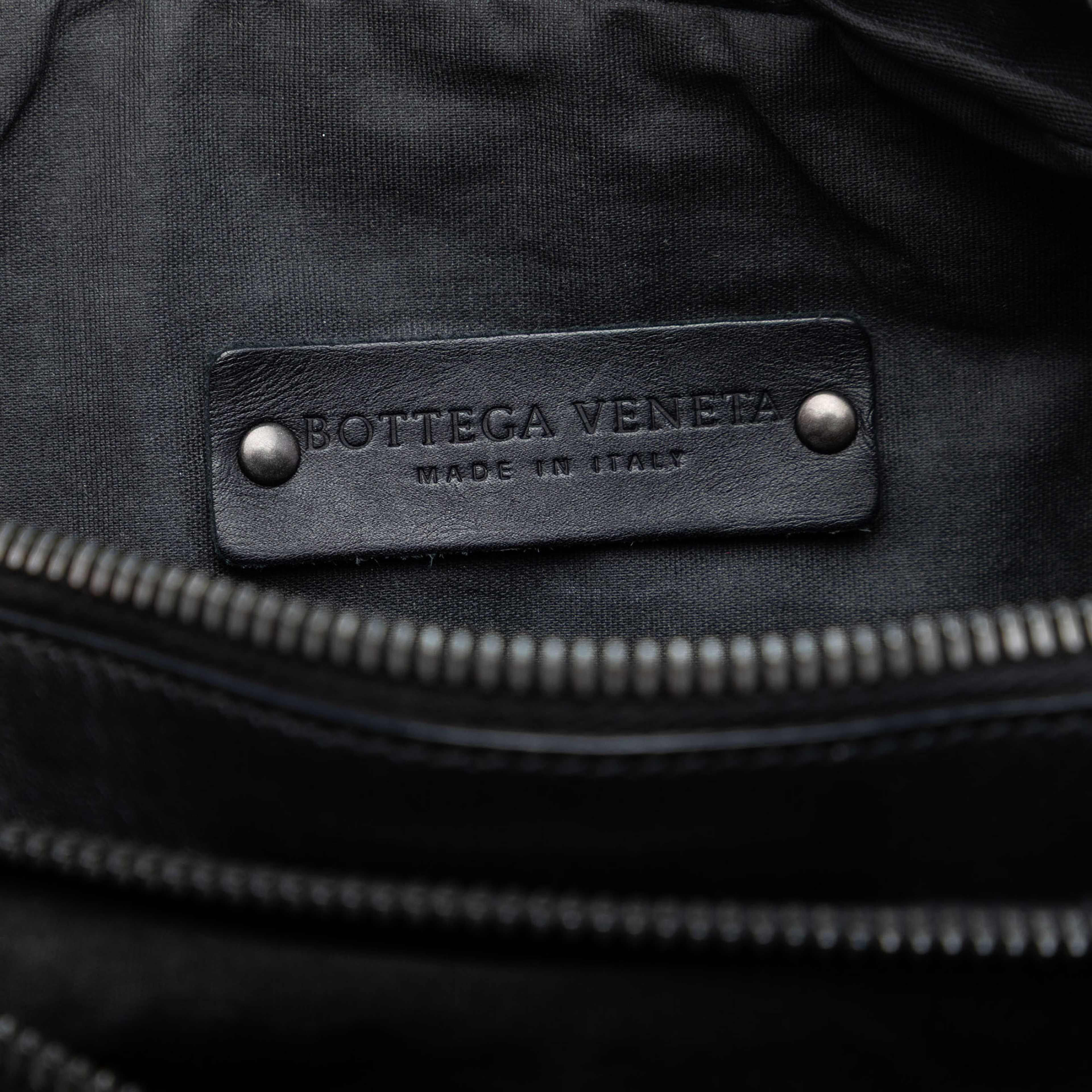 Bottega Veneta Nappa Intrecciato Messenger Bag, från Luxclusif, i färgen black. Klicka för att öppna bilden i stort format