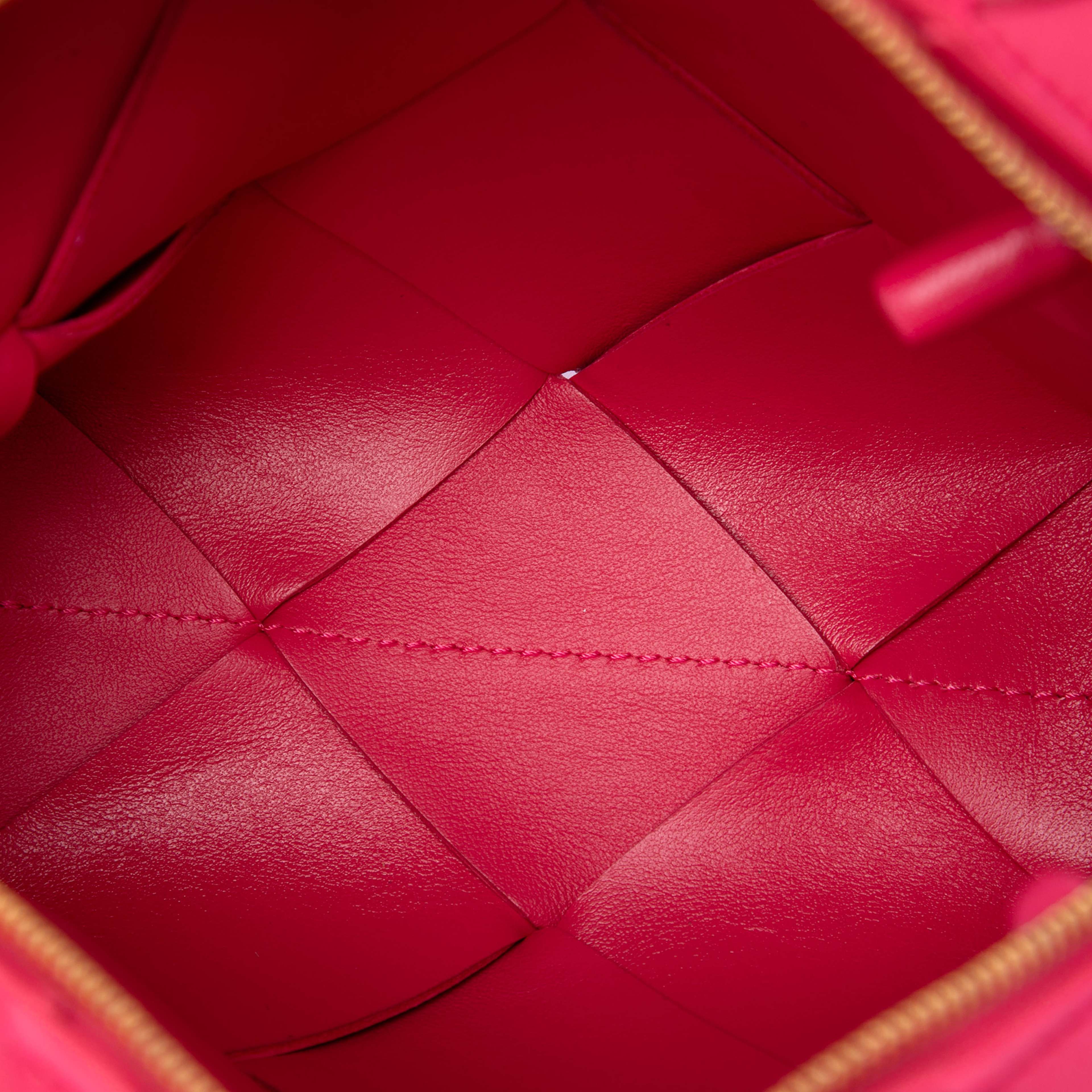 Bottega Veneta Mini Lambskin Intrecciato Cassette Camera Bag, från Luxclusif, i färgen rosa. Klicka för att öppna bilden i stort format