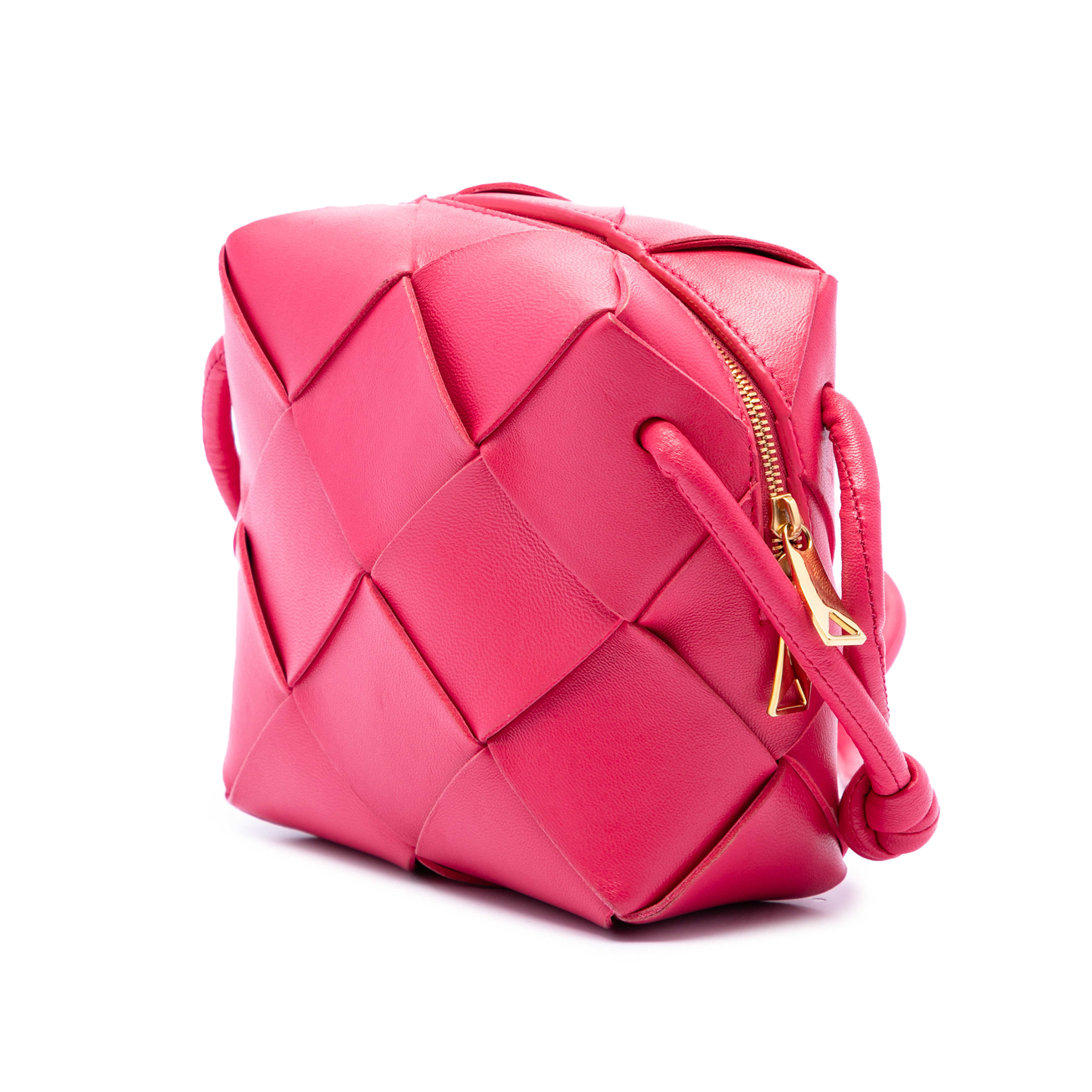 Bottega Veneta Mini Lambskin Intrecciato Cassette Camera Bag, från Luxclusif, i färgen rosa. Klicka för att öppna bilden i stort format
