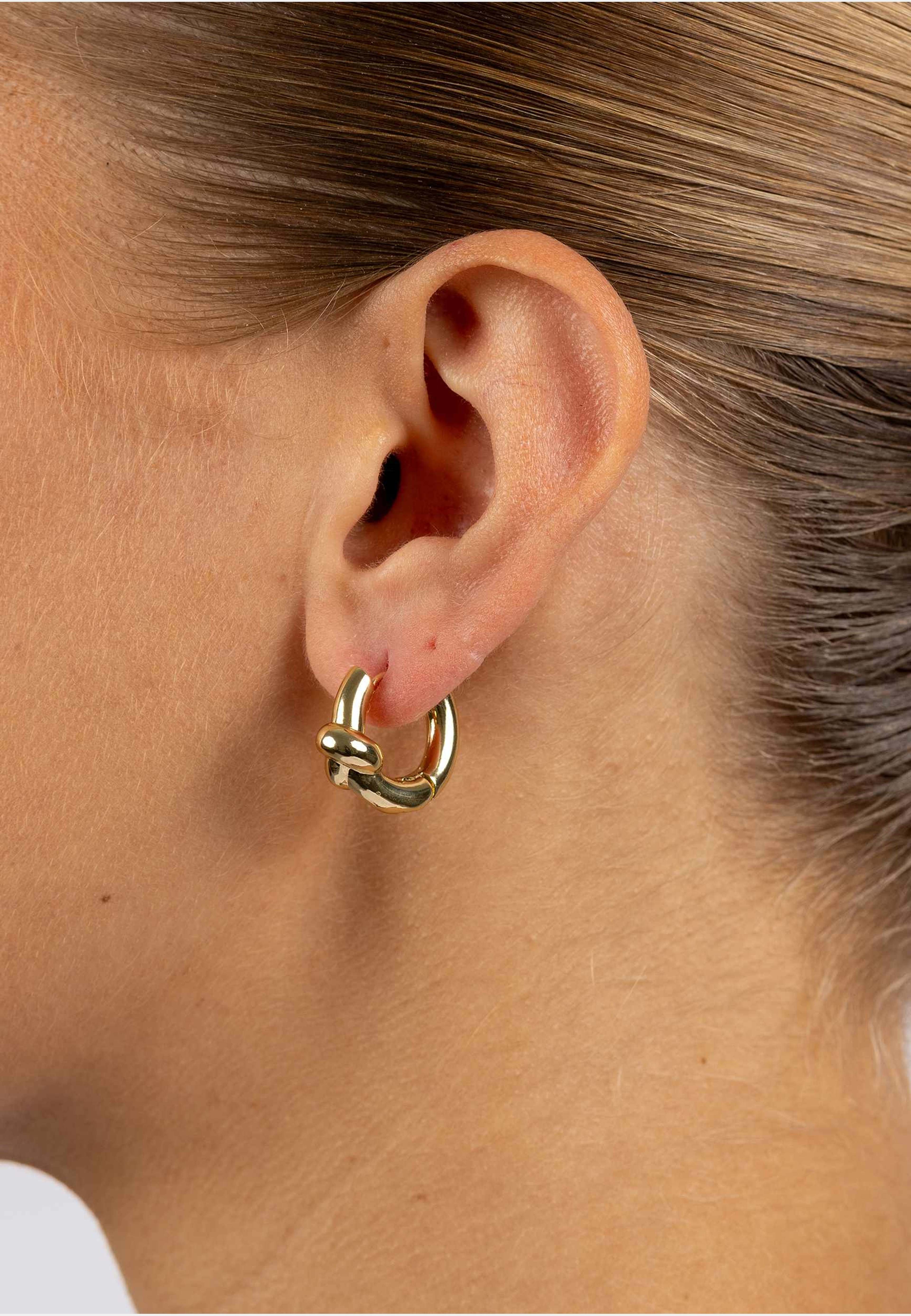 Everly Chunky Knot Ring Ear, från SNÖ of Sweden, i färgen plain g. Klicka för att öppna bilden i stort format