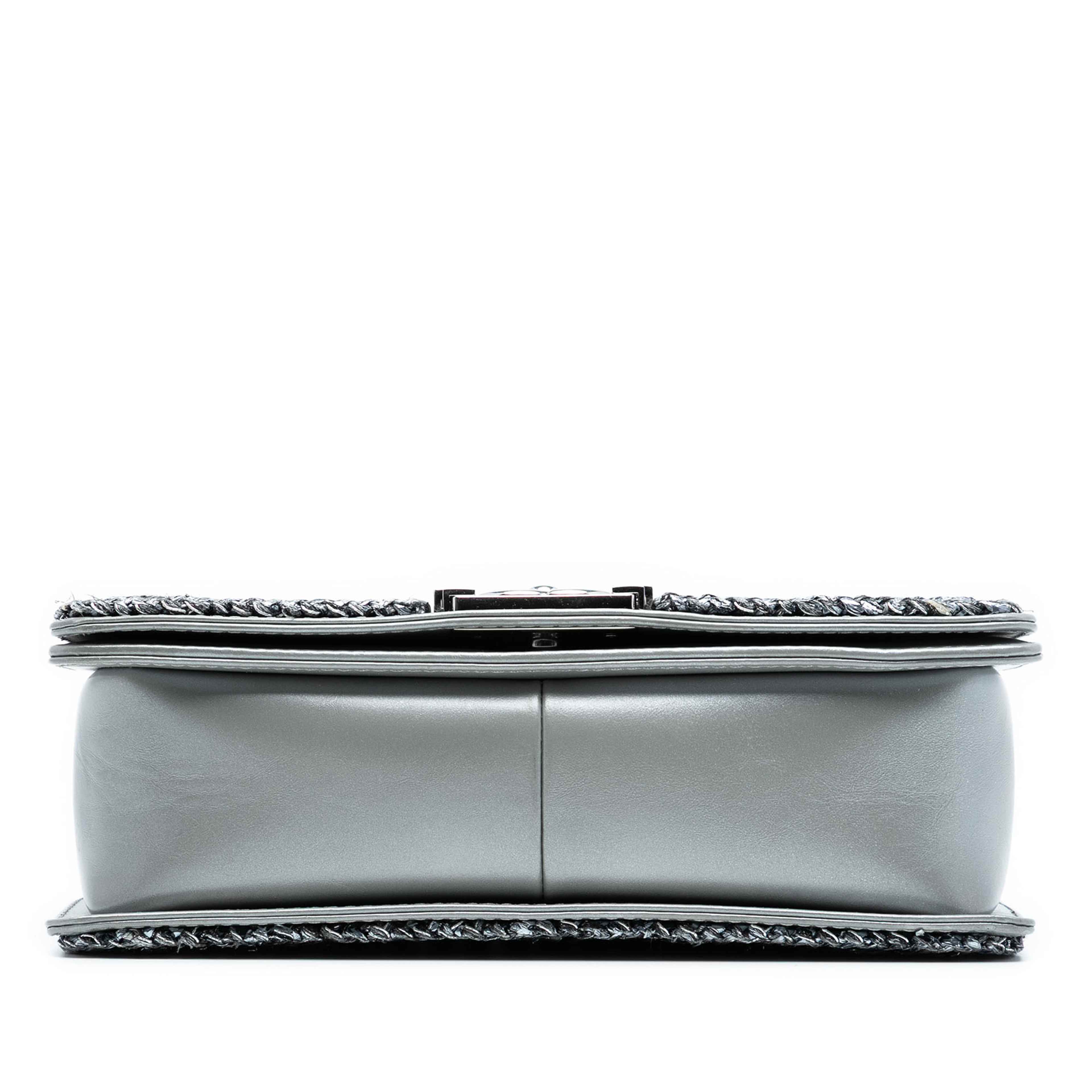 Chanel Old Medium Chevron Lambskin And Braided Tweed Jacket Boy Flap, från Luxclusif, i färgen silver. Klicka för att öppna bilden i stort format