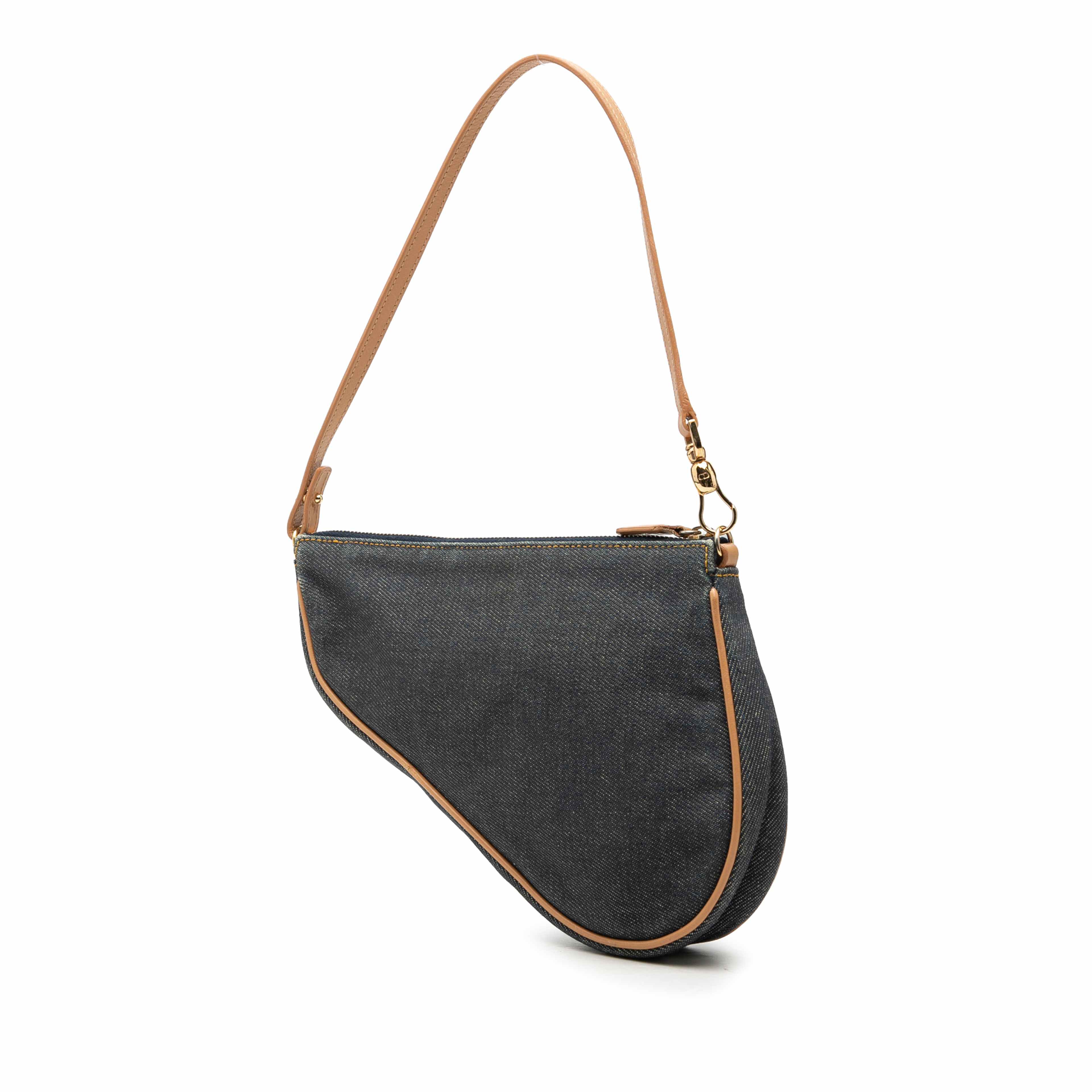 Dior Mini Denim Saddle Pochette, från Luxclusif, i färgen blå. Klicka för att öppna bilden i stort format