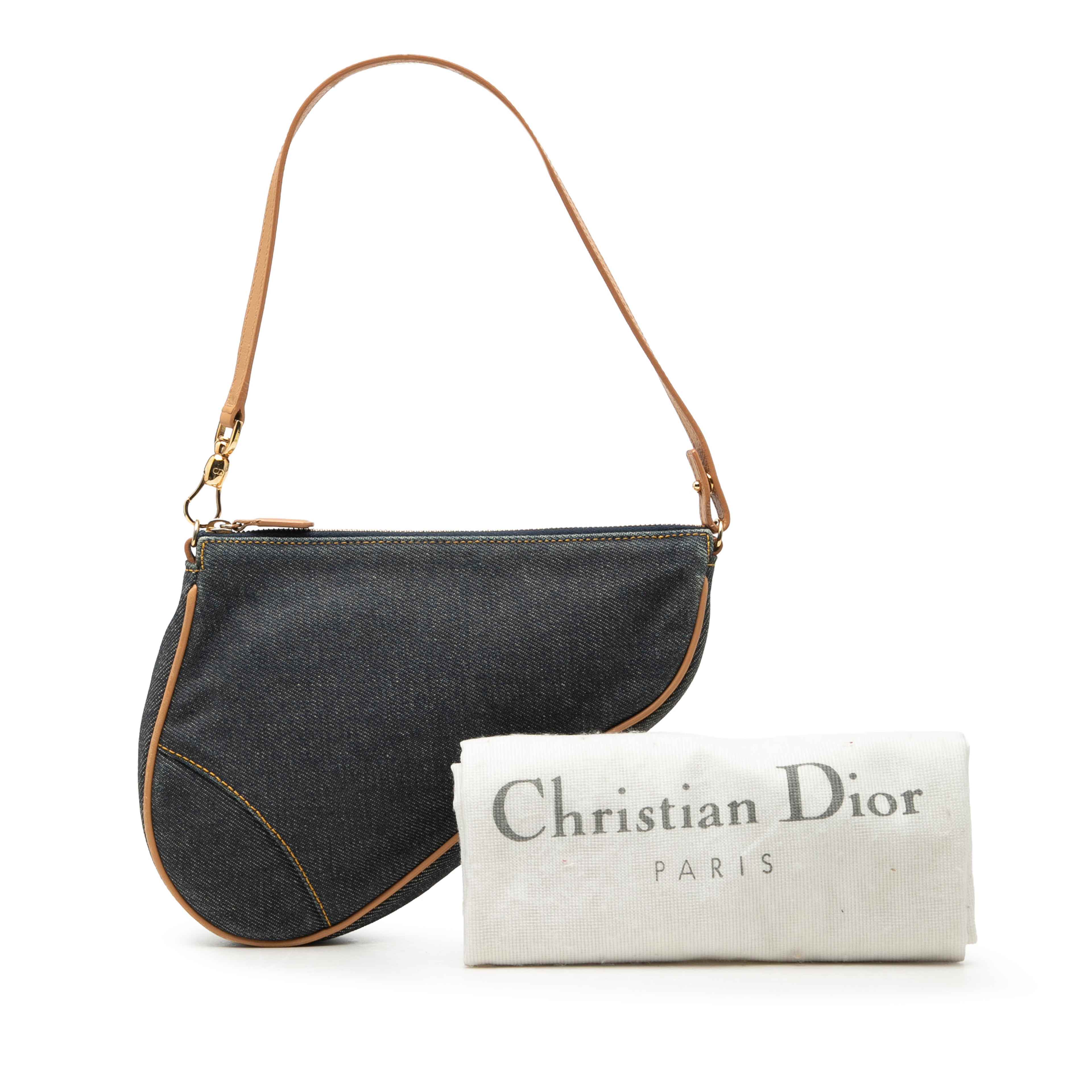 Dior Mini Denim Saddle Pochette, från Luxclusif, i färgen blå. Klicka för att öppna bilden i stort format