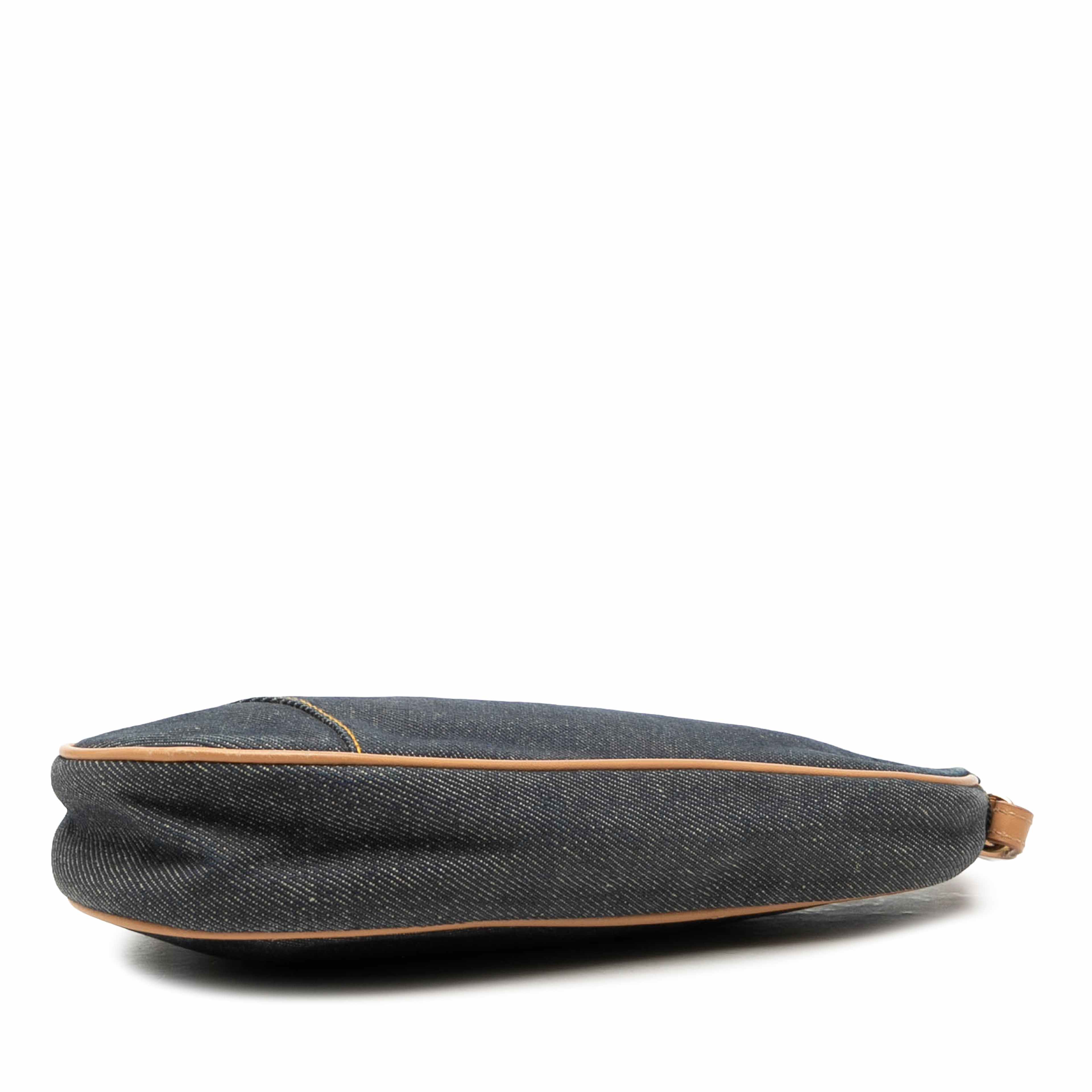 Dior Mini Denim Saddle Pochette, från Luxclusif, i färgen blå. Klicka för att öppna bilden i stort format