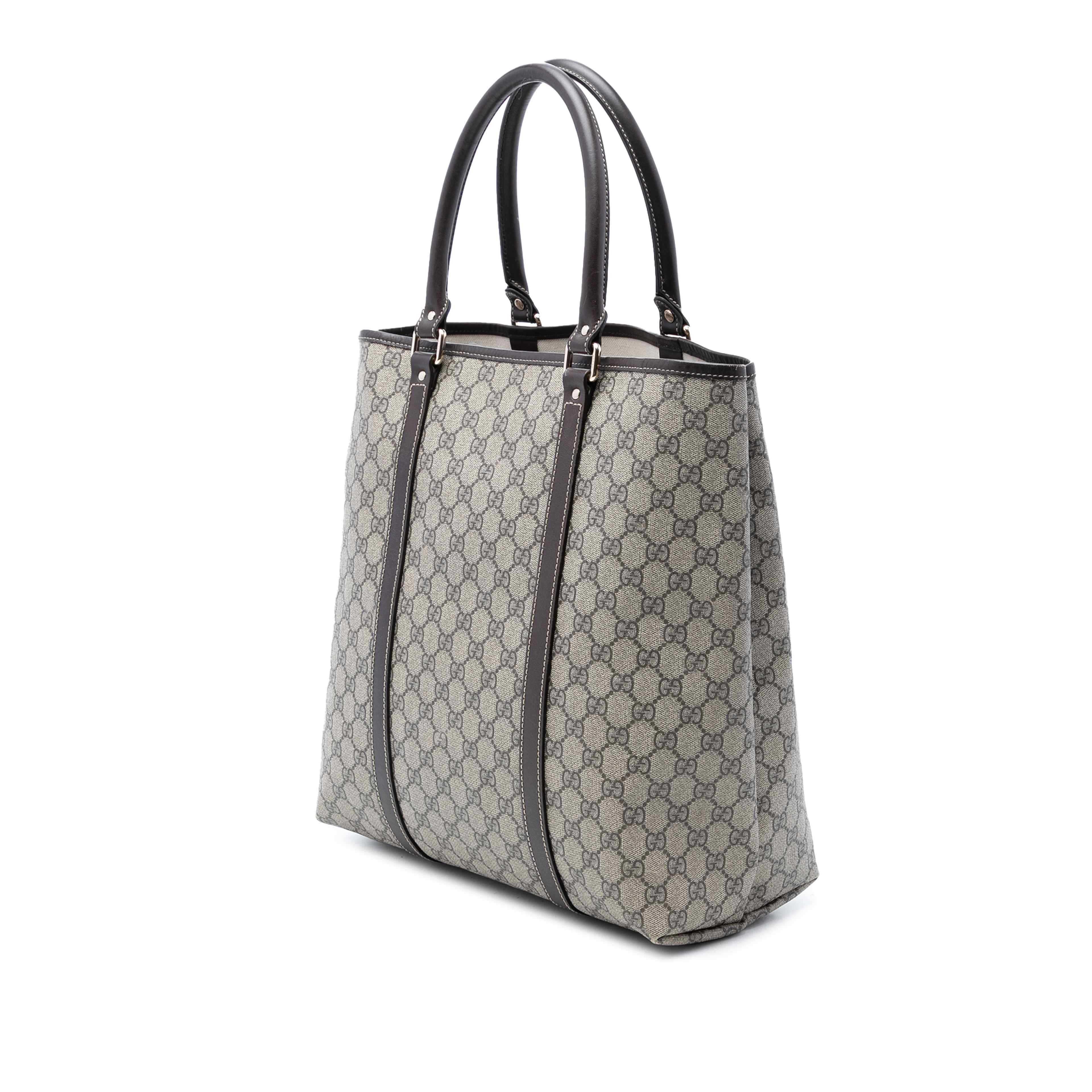 Gucci Gg Supreme Joy Vertical Tote, från Luxclusif, i färgen beige. Klicka för att öppna bilden i stort format