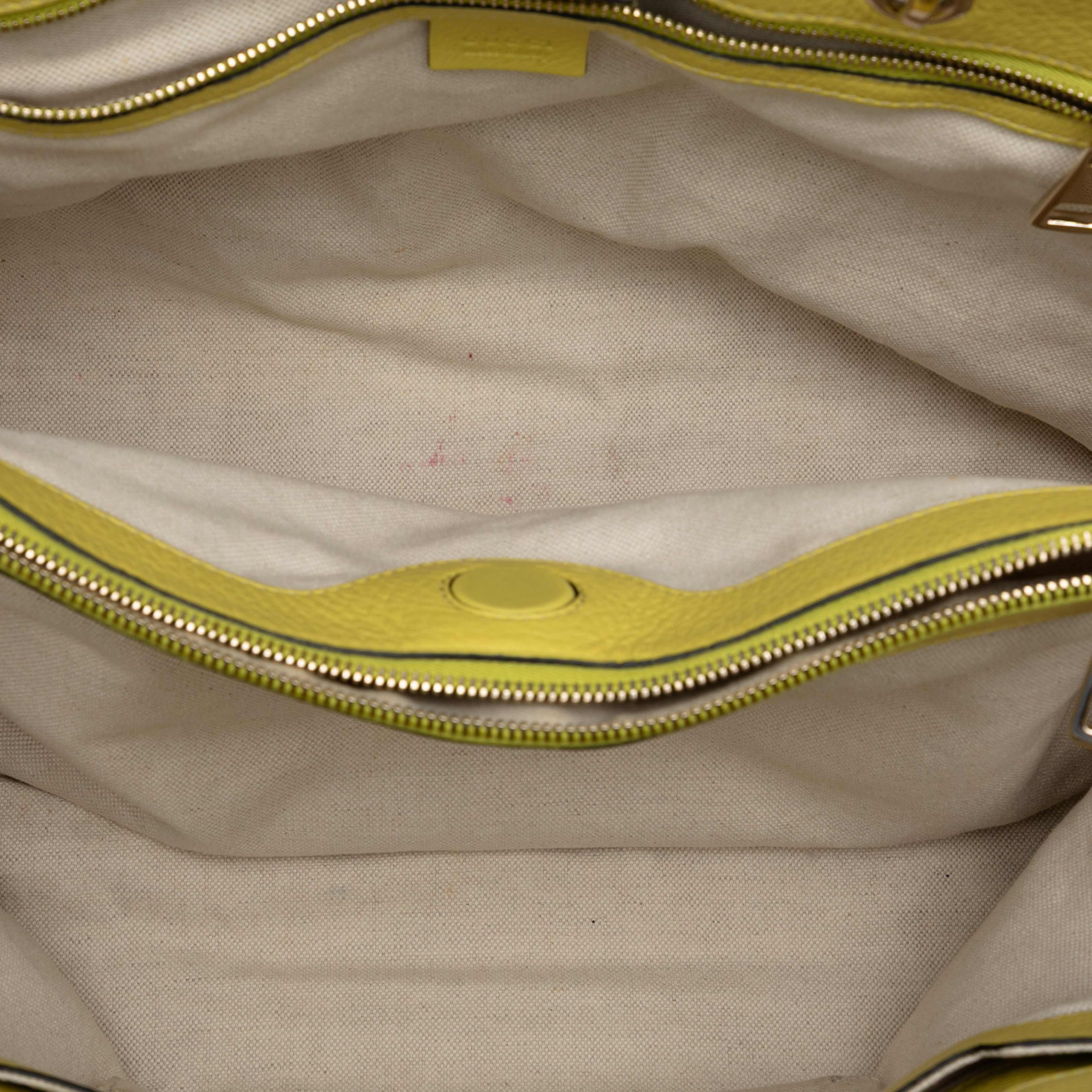 Gucci Large Calfskin Bamboo Shopper Satchel, från Luxclusif, i färgen yellow. Klicka för att öppna bilden i stort format