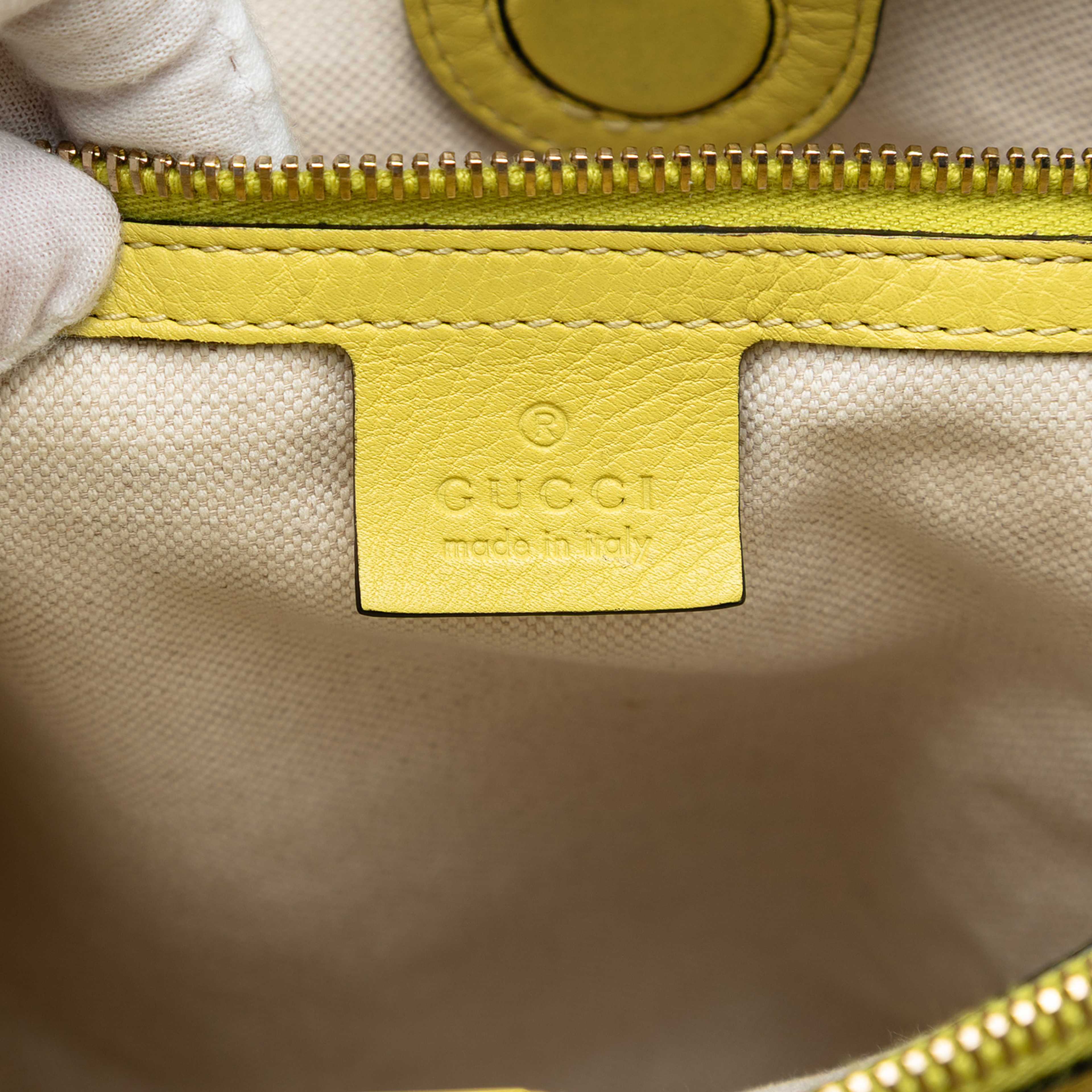 Gucci Large Calfskin Bamboo Shopper Satchel, från Luxclusif, i färgen yellow. Klicka för att öppna bilden i stort format