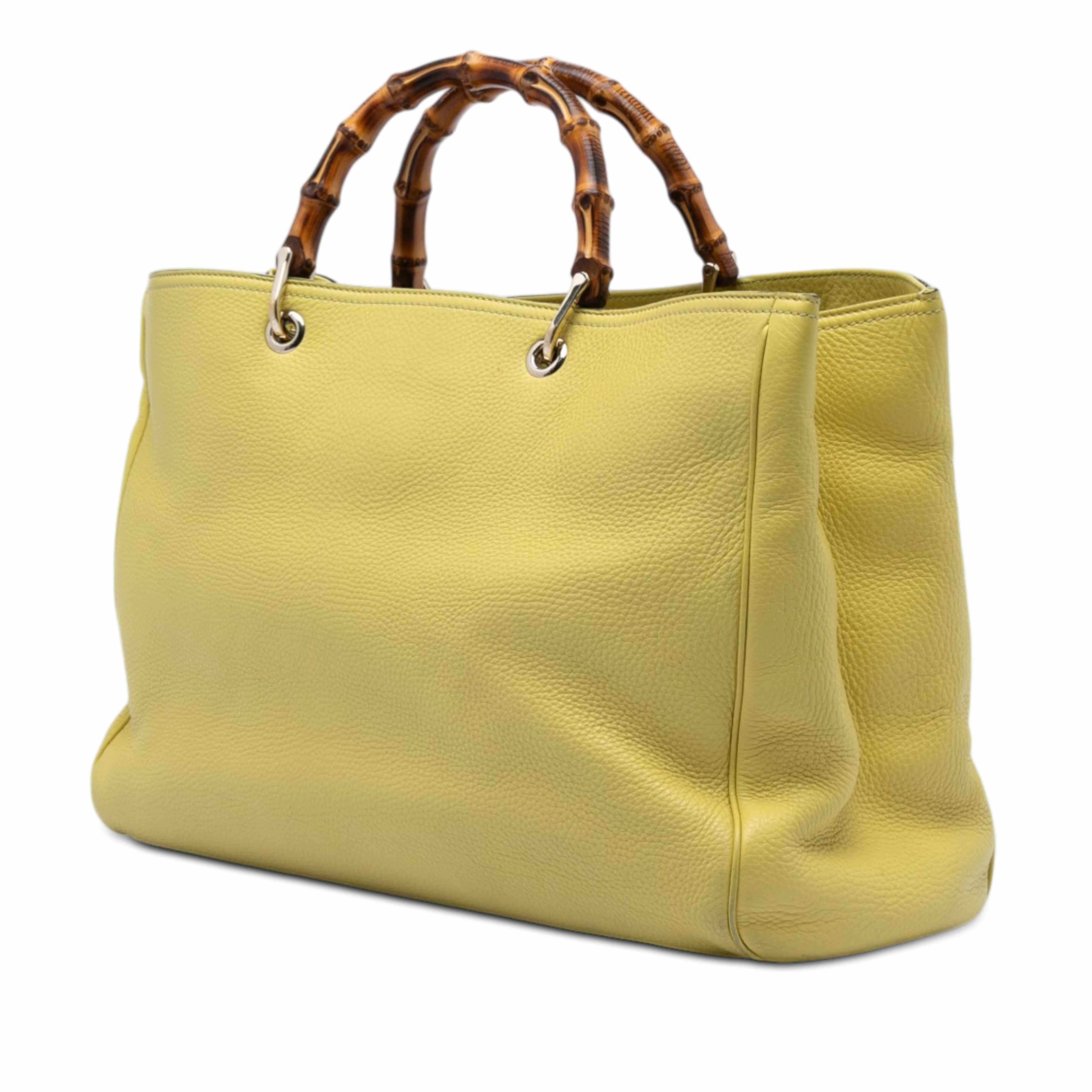 Gucci Large Calfskin Bamboo Shopper Satchel, från Luxclusif, i färgen yellow. Klicka för att öppna bilden i stort format