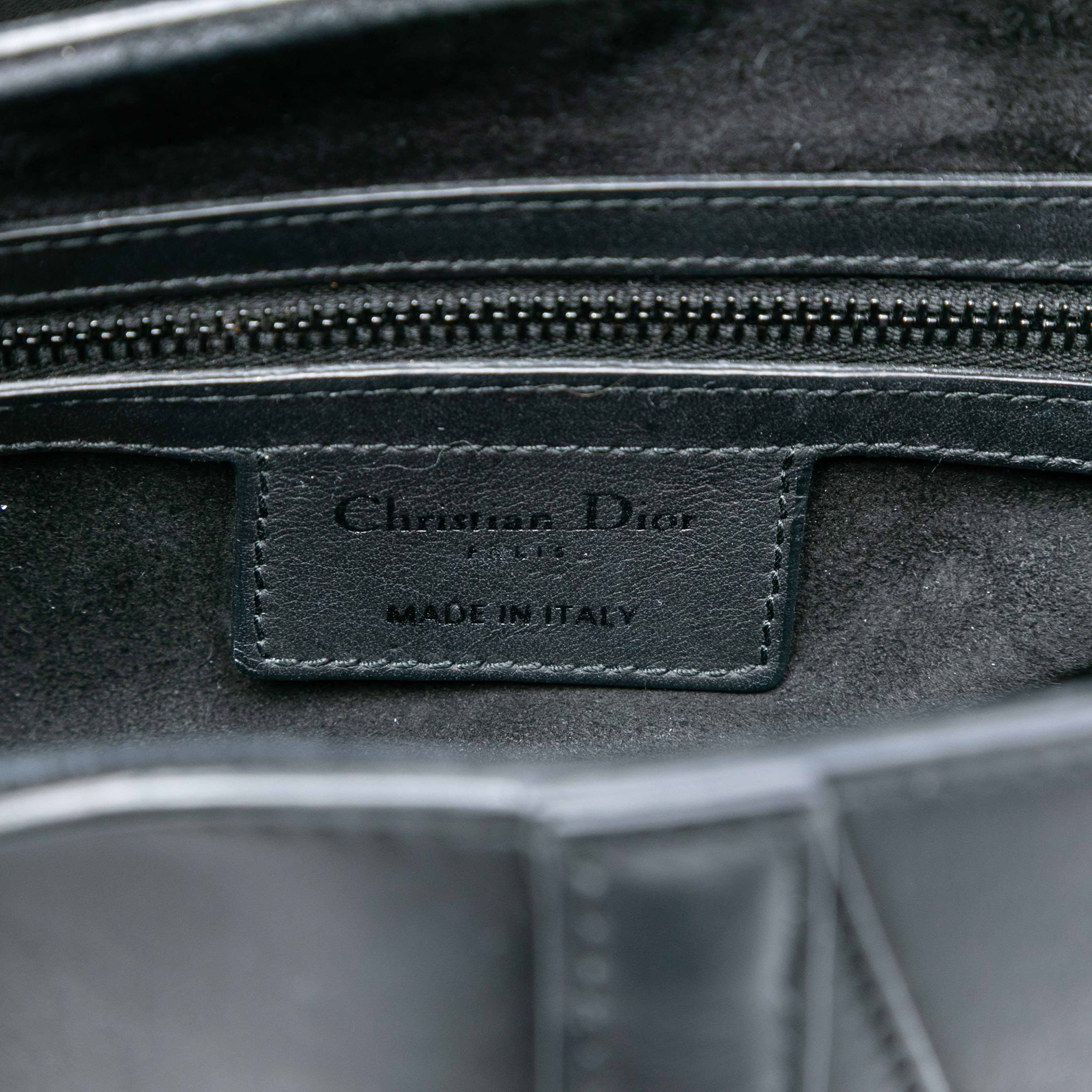 Dior Ultra Matte Calfskin Saddle Bag, från Luxclusif, i färgen black. Klicka för att öppna bilden i stort format