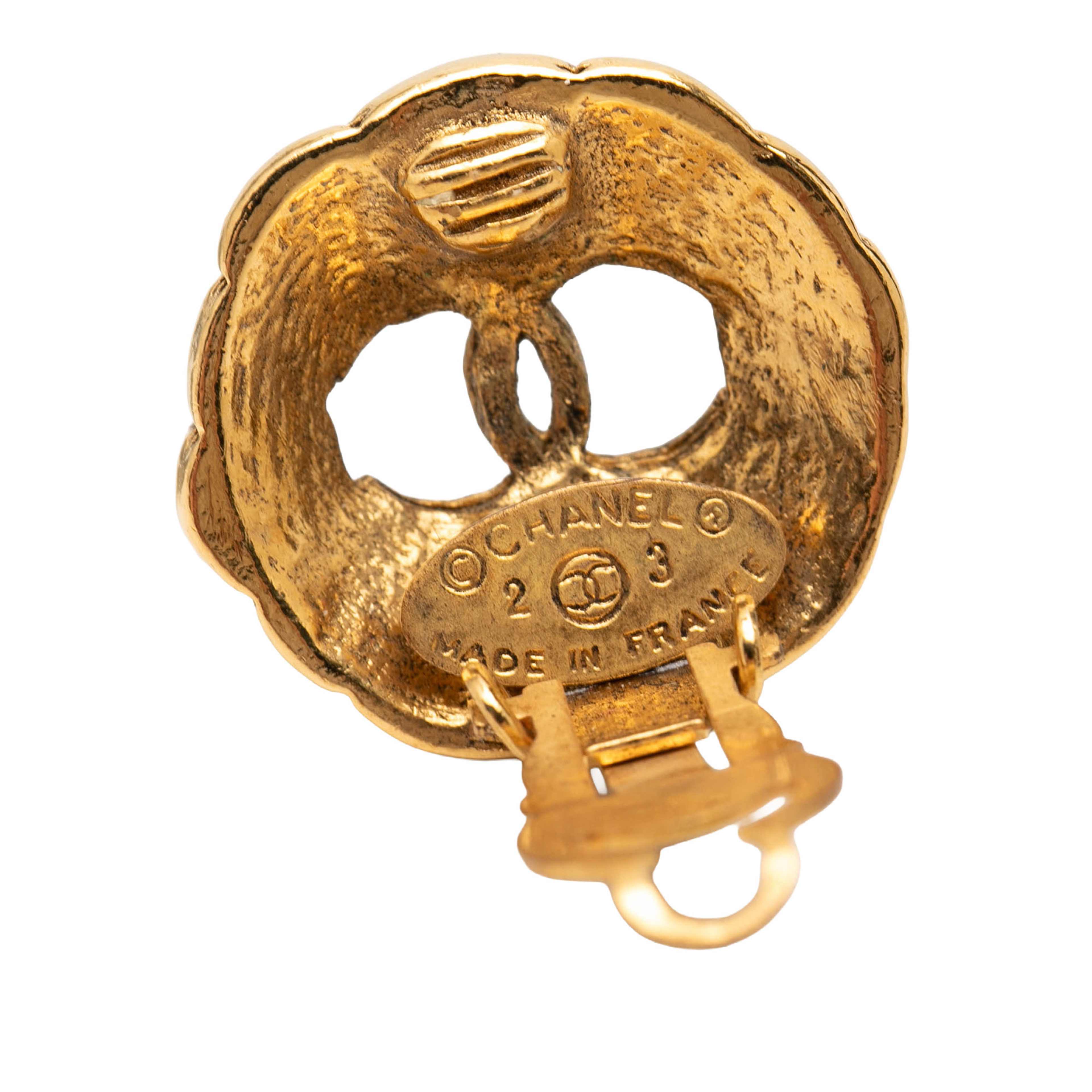 Chanel Cc Gold Plated Clip On Earrings, från Luxclusif, i färgen guld. Klicka för att öppna bilden i stort format