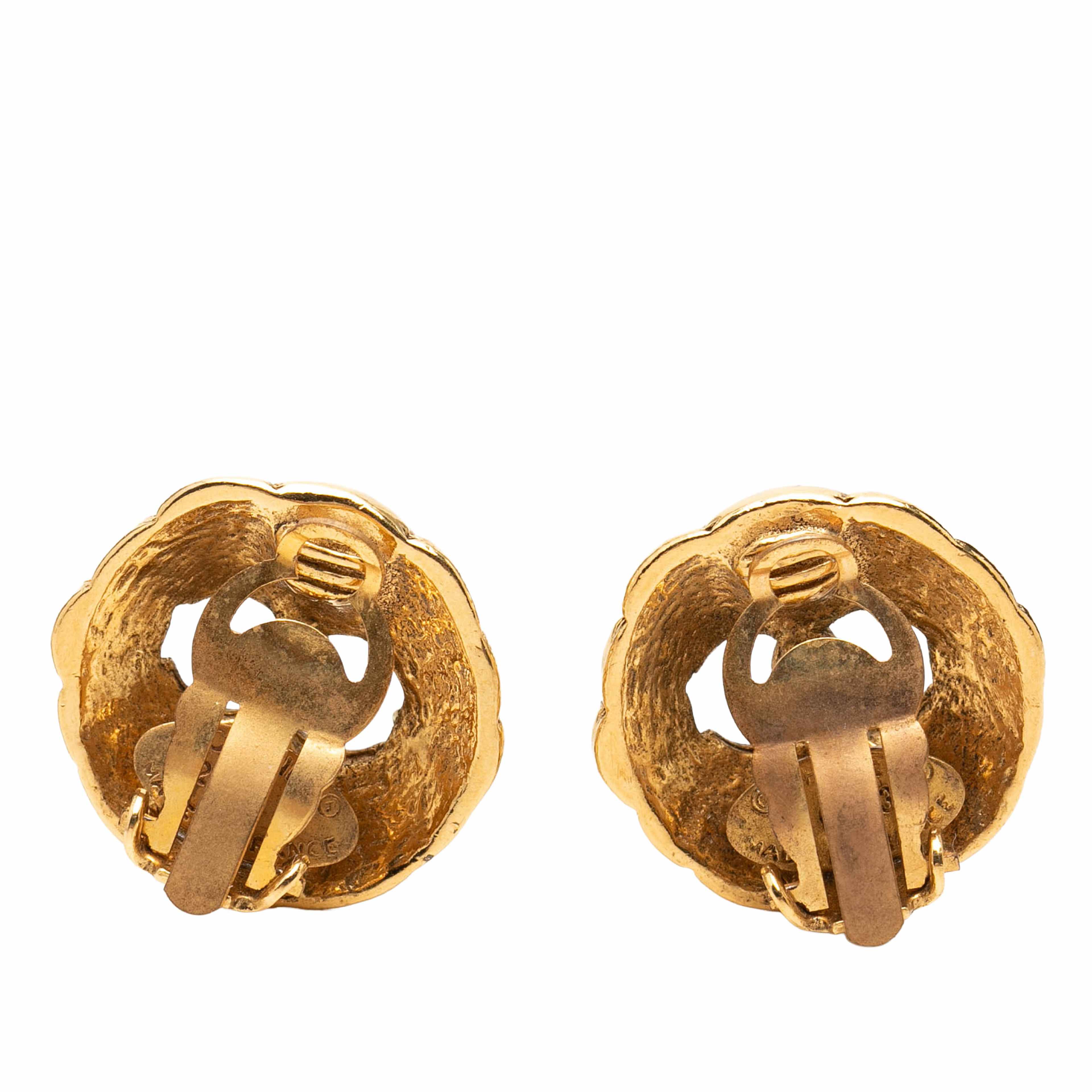 Chanel Cc Gold Plated Clip On Earrings, från Luxclusif, i färgen guld. Klicka för att öppna bilden i stort format