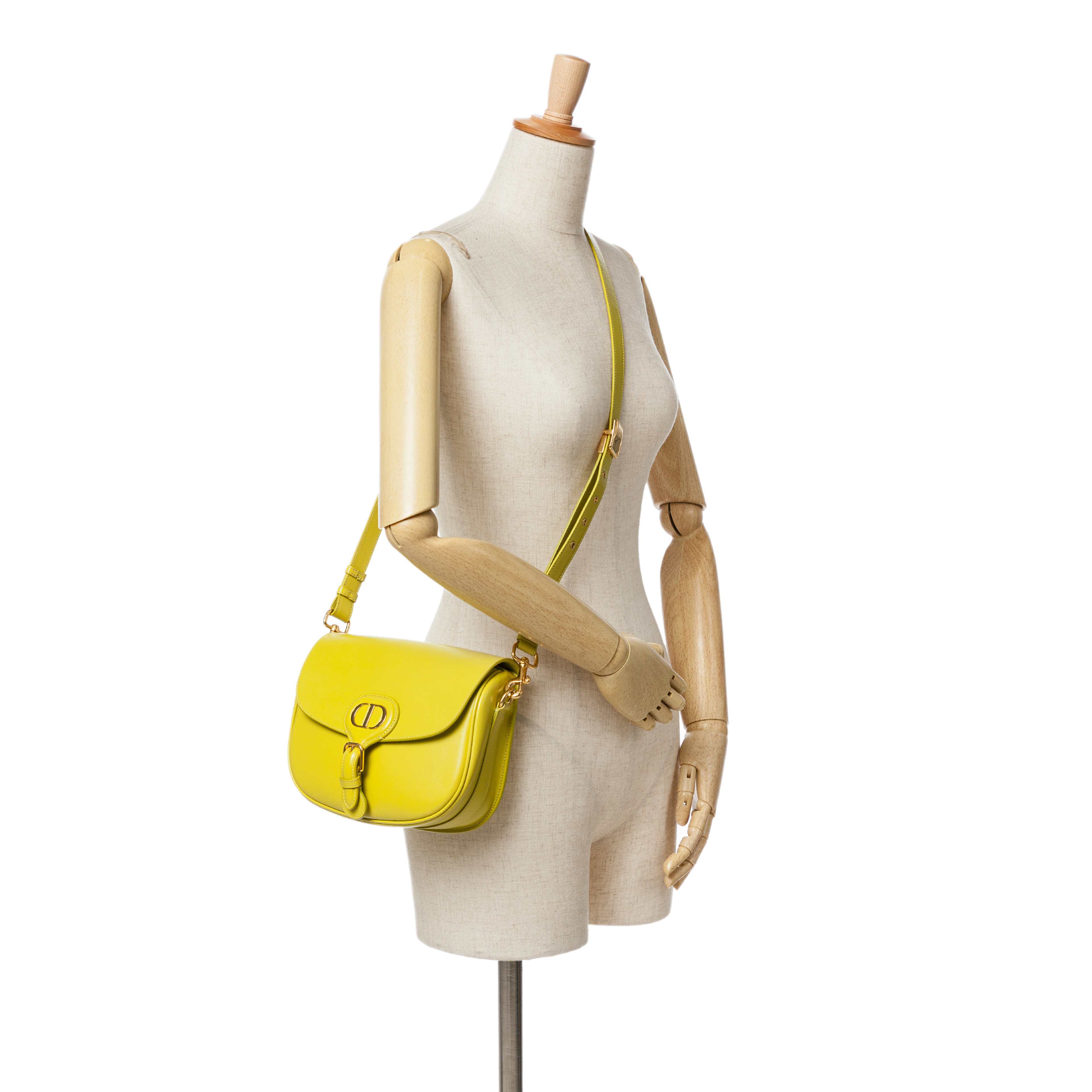 Dior Medium Leather Bobby Crossbody, från Luxclusif, i färgen grön. Klicka för att öppna bilden i stort format
